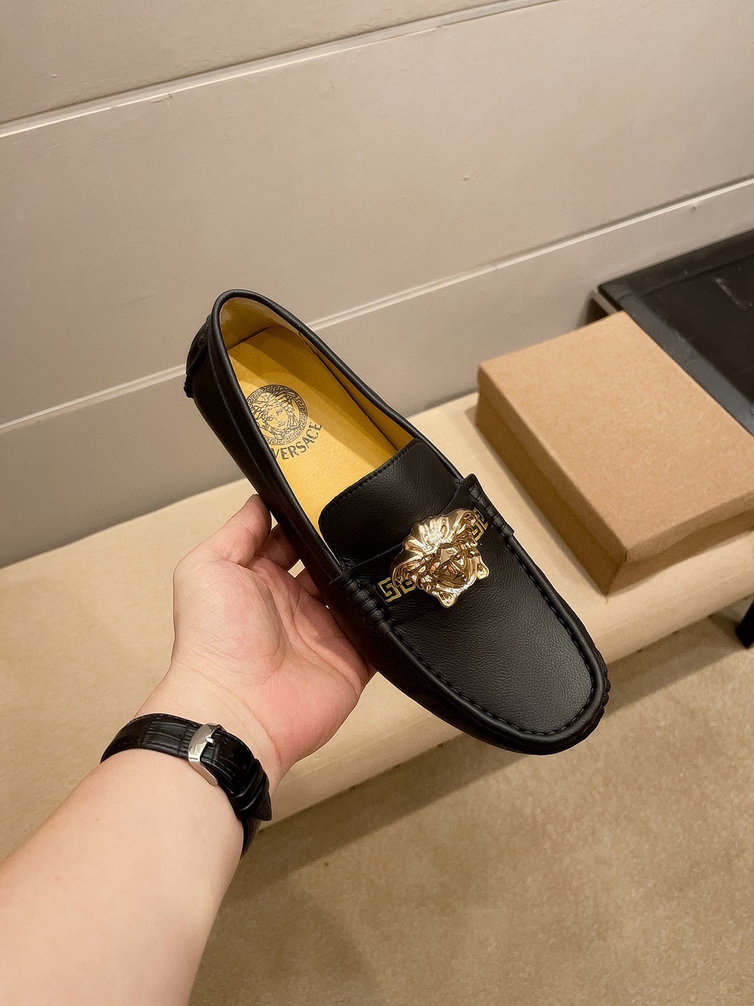 NO:830363,(actual price) [VERACE] Versace official flagship store men's four-season casual beanie shoes, the latest elements are trending around the world, the official website is hot selling, the original version, the best seller, the upper is imported from Italy, the original first-layer pebbled cowhide, the sexy beauty's head metal buckle, the original non-slip outsole, comfortable, breathable and sweat-absorbent, comfortable and quality speaks for itself, giving people double face. Standard code 37-47,,versace,cowhide19860909(实价)【VERACE】范思哲官方旗舰店男士四季休闲豆豆鞋,最新元素潮爆全球,官网火爆热卖,原版版本,专柜爆款,鞋面意大利进口原版头层荔枝纹牛皮性感美灶莎头像金属扣,原版防滑大底,舒适透气吸汗牛里,舒适以质量说话,送人双倍面子 标准码37-47,,versace,cowhide,Men's shoes
