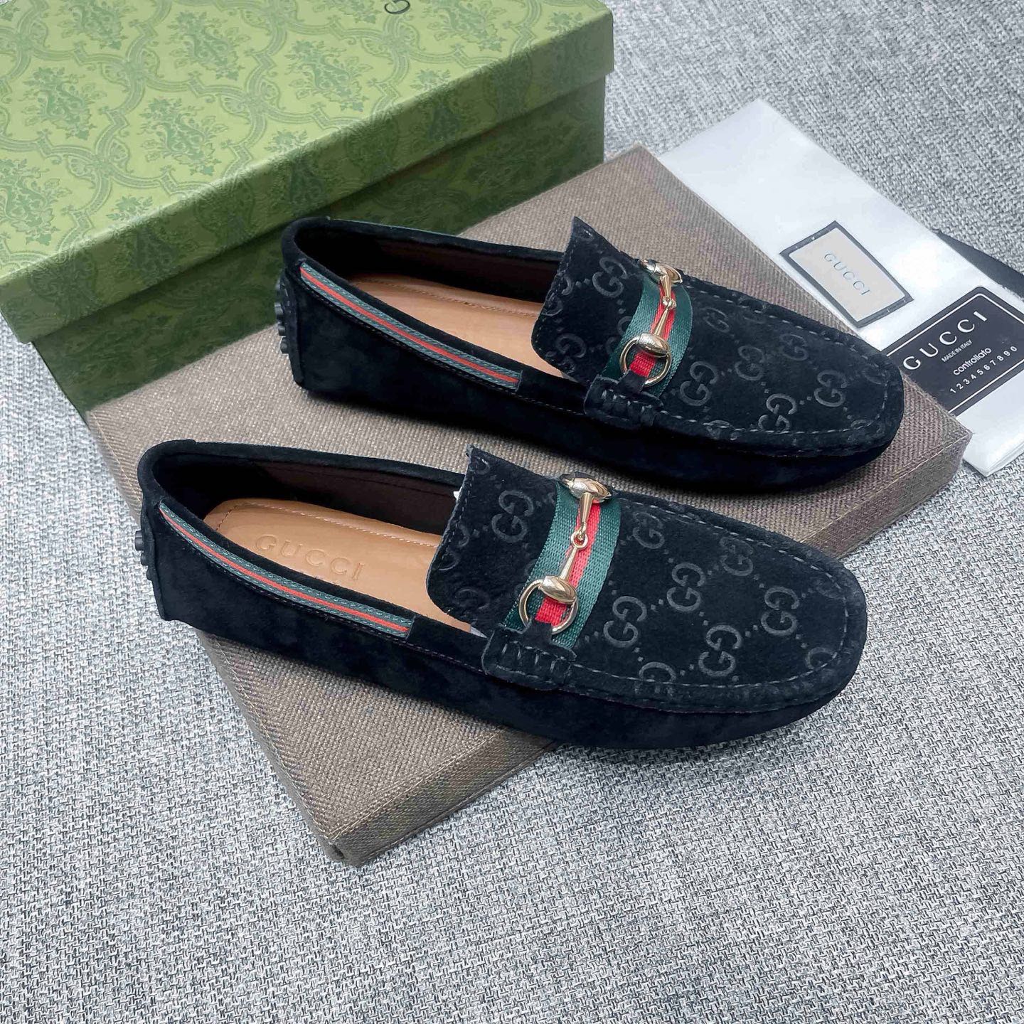 NO:756171,, Gucci, founded in Florence in 1919, is one of the global luxury brands. Its unique creativity and innovation are popular all over the world. Gucci - timeless and classic, has always been favored by celebrities and has become the darling of the world's upper class. Gucci has always been famous for its high-end luxury. The upper is made of original Italian high-mercerized cowhide, comfortable and breathable pure cowhide (real material), extremely beautiful, shocking, a brand can be deeply rooted in the heart.  , a pair of shoes can also make you linger, wearing it is not only noble, but also a kind of aura, standard size 37-47,, gucci, gucci, cowhide19860909,古驰(Gucci),19创立于佛罗伦萨,是全球奢侈品品牌之一,其独特的创意和革新风靡全球,古驰—永恒而经典,一直以来深受明星们的青睐,并成为世界上流社会人的宠儿,GUCCI一直以高档奢华闻名于世,鞋面采用原版意大利高丝光牛皮,舒适透气纯牛里(真材实料),极度美观,惊世骇俗,一个品牌可以深植内心 ,一双鞋也可以让你流连忘返,穿出的不仅仅是尊贵,更是一种气场,标准码37-47,,gucci,gucci,cowhide,Men's shoes