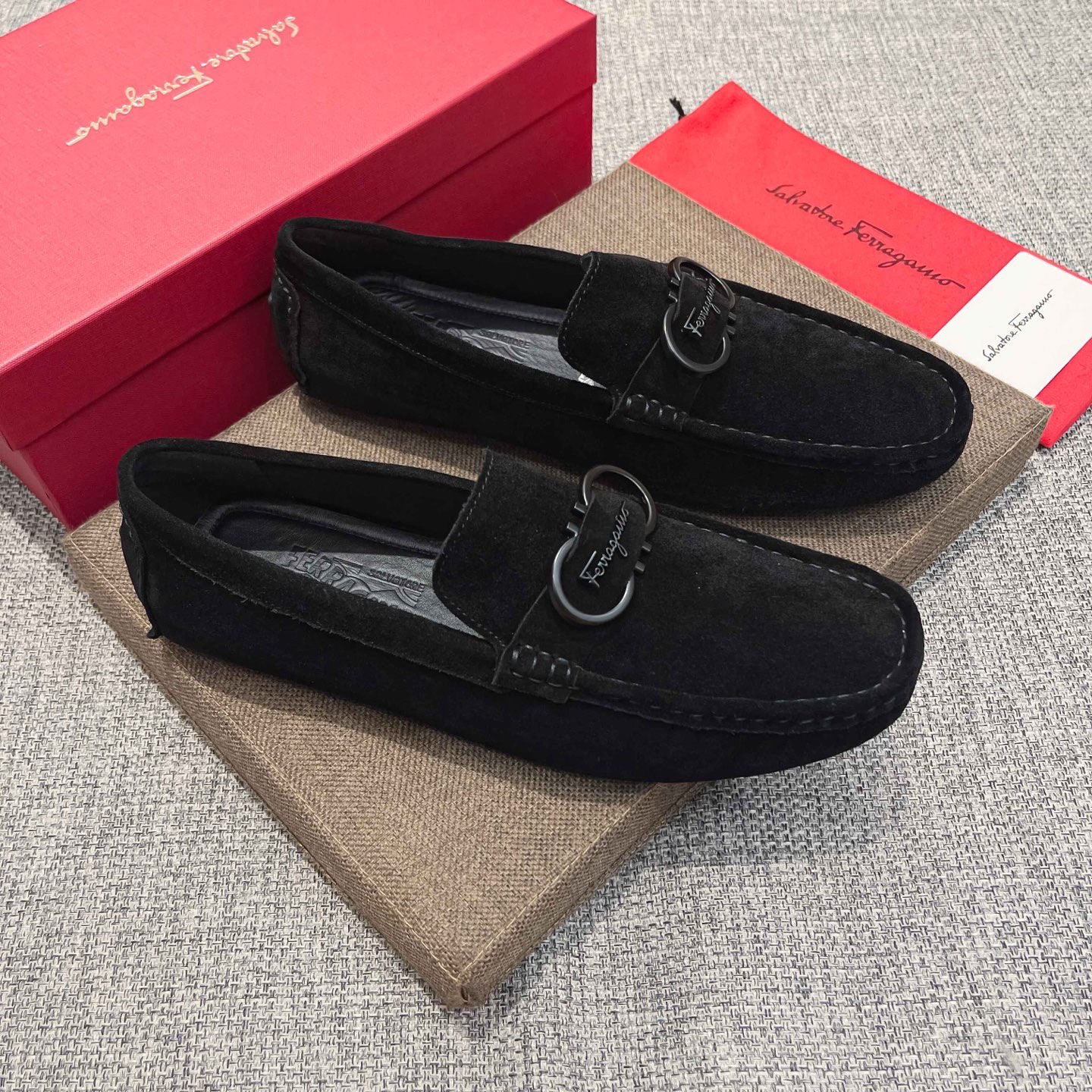 NO:782821,, Ferragamo's official original casual and versatile business high-end beanie shoes ~ Original order from the official flagship store of Four Seasons Trendy Shoes, upper: imported cow suede cowhide, pure cow lining (real material), fashionable lazy business style design, casual loafers, running shoes are most suitable for young people. British fashion boots with original raw rubber wear-resistant outsole, absolutely high-end and high-end, suitable for drivers to drive  A must-have for trendy men, you deserve it. Standard size 37-47, ferragamo, loafers, boots, cowhide19860909,菲拉格慕 官方原版休闲百搭商务高端豆豆鞋～四季潮鞋官网旗舰店原单,鞋面:进口牛反绒牛皮,全纯牛里(真材实料),时尚懒人商务风设计,休闲乐福款,跑步鞋青年人最适合不过啦.英伦潮靴 配原版生胶耐磨大底,绝对高档上档次,司机驾车专用 潮男必备款,你值得拥有.标准码37-47,,ferragamo,loafers,boots,cowhide,Men's shoes