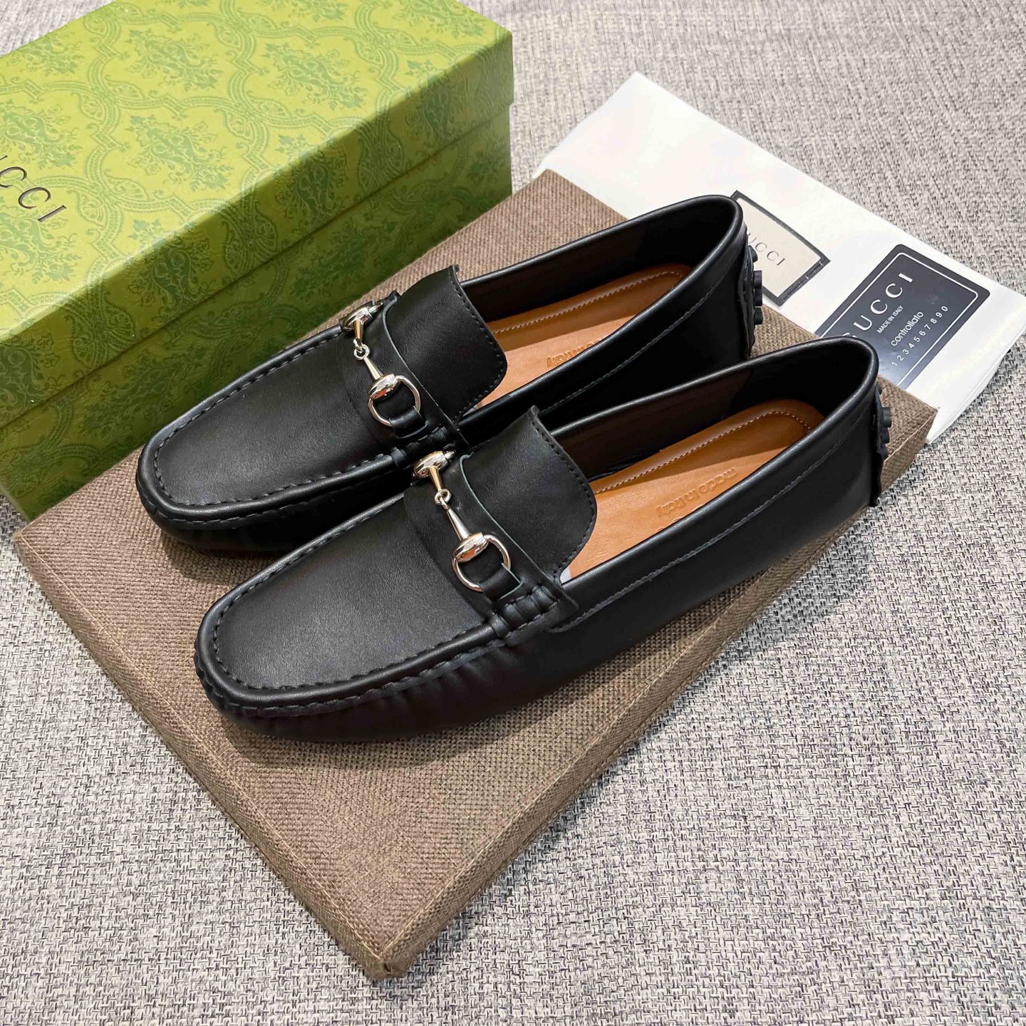 NO:782870,(actual price), GUCCI Gucci official website flagship store casual business shoes ~ Four Seasons Trendy Shoes' special counter hot style, Gucci official high-quality workmanship, upper: imported original soft cowhide, pure cowhide lining (real material), fashionable lazy business style design, casual loafers, running shoes are most suitable for young people. British fashion boots are equipped with original raw rubber wear-resistant outsole, absolutely high-end and high-end, suitable for drivers to drive  A must-have for trendy men, standard size 37-47, gucci, gucci, loafers, boots, cowhide19860909(实价),GUCCI古驰官网旗舰店休闲商务豆豆鞋～四季潮鞋》专柜爆款,古奇官方优质做工,鞋面:进口原版软牛皮,纯牛皮里(真材实料),时尚懒人商务风设计,休闲乐福款,跑步鞋青年人最适合不过啦.英伦潮靴 配原版生胶耐磨大底,绝对高档上档次,司机驾车专用 潮男必备款,标准码37-47,,gucci,gucci,loafers,boots,cowhide,Men's shoes