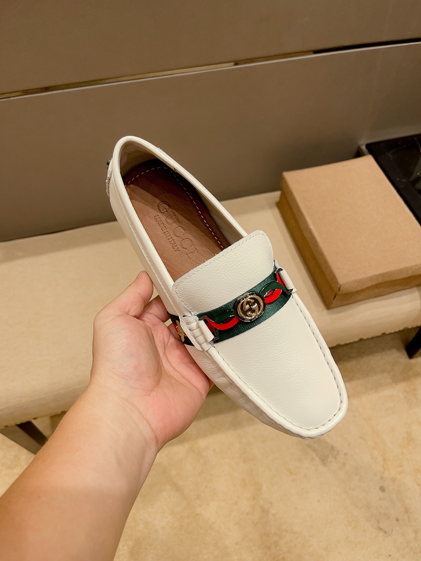NO:830295,(actual price), [GUCCI] Gucci's official website's original new high-end business and casual driving shoes, a popular model among Italian supermodels and aristocrats, a leader in the fashion industry, unsurpassed, the same style as the stars, the upper is made of imported original cowhide + original cowhide (real material), the French palace-level distinguished model is priced at 19,918 Swiss francs, this model is a Paris Fashion Week catwalk model, a brand can be deeply rooted in the heart  , a pair of shoes can also make you linger, wearing it is not only noble, but also a standard of aura 37-47,, gucci, cowhide19860909（实价),【GUCCI】 古奇官网原版新款高端商务休闲驾车豆豆鞋,意大利名模贵族们爆款,时尚界的佼佼者,无可超越,明星同款,鞋面采用进口原版牛皮+原版牛里(真材实料),法国殿堂级尊贵款售价19918瑞士法郎,此款是法国巴黎时装周走秀款 ,一个品牌可以深植内心 ,一双鞋也可以让你流连忘返,穿出的不仅仅是尊贵,更是一种气场标准37-47,,gucci,cowhide,Men's shoes
