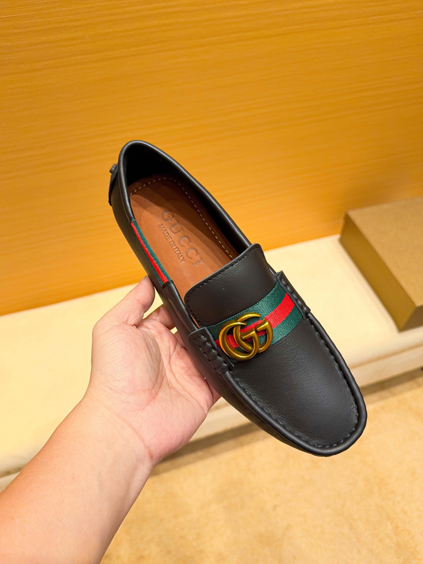 NO:850958,(actual price), [GUCCI] Gucci's official website's original new high-end business and casual driving shoes, popular among Italian supermodels and aristocrats, the leader in the fashion industry, unsurpassed, the same style as the stars, the upper is made of imported original cowhide + original cowhide (real material), the French palace-level distinguished model is priced at 19,918 Swiss francs, this model is a Paris Fashion Week catwalk model, a brand can be deeply rooted in the heart  , a pair of shoes can also make you linger, wearing it is not only noble, but also a standard of aura 37-47,, gucci, cowhide19860909（实价),【GUCCI】 古奇官网原版新款高端商务休闲驾车豆豆鞋,意大利名模贵族们爆款,时尚界的佼佼者,无可超越,明星同款,鞋面采用进口原版牛皮+原版牛里(真材实料),法国殿堂级尊贵款售价19918瑞士法郎,此款是法国巴黎时装周走秀款 ,一个品牌可以深植内心 ,一双鞋也可以让你流连忘返,穿出的不仅仅是尊贵,更是一种气场标准37-47,,gucci,cowhide,Men's shoes