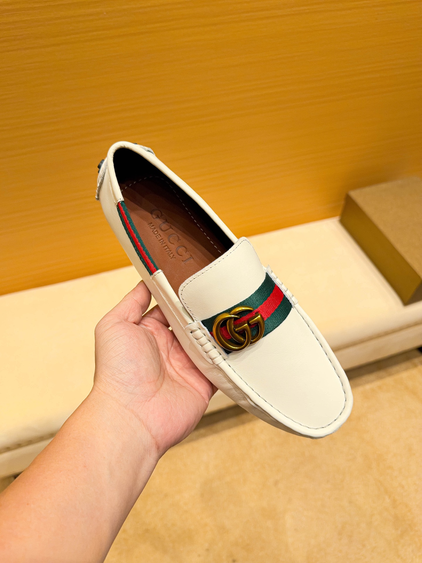 NO:780372,(actual price), [GUCCI] Gucci's official website's original new high-end business and casual driving shoes, a popular model among Italian supermodels and aristocrats, a leader in the fashion industry, unsurpassed, the same style as the stars, the upper is made of imported original cowhide + original cowhide (real material), the French palace-level distinguished model is priced at 19,918 Swiss francs, this model is a Paris Fashion Week catwalk model, a brand can be deeply rooted in the heart  , a pair of shoes can also make you linger, wearing it is not only noble, but also a standard of aura 37-47,, gucci, cowhide19860909（实价),【GUCCI】 古奇官网原版新款高端商务休闲驾车豆豆鞋,意大利名模贵族们爆款,时尚界的佼佼者,无可超越,明星同款,鞋面采用进口原版牛皮+原版牛里(真材实料),法国殿堂级尊贵款售价19918瑞士法郎,此款是法国巴黎时装周走秀款 ,一个品牌可以深植内心 ,一双鞋也可以让你流连忘返,穿出的不仅仅是尊贵,更是一种气场标准37-47,,gucci,cowhide,Men's shoes