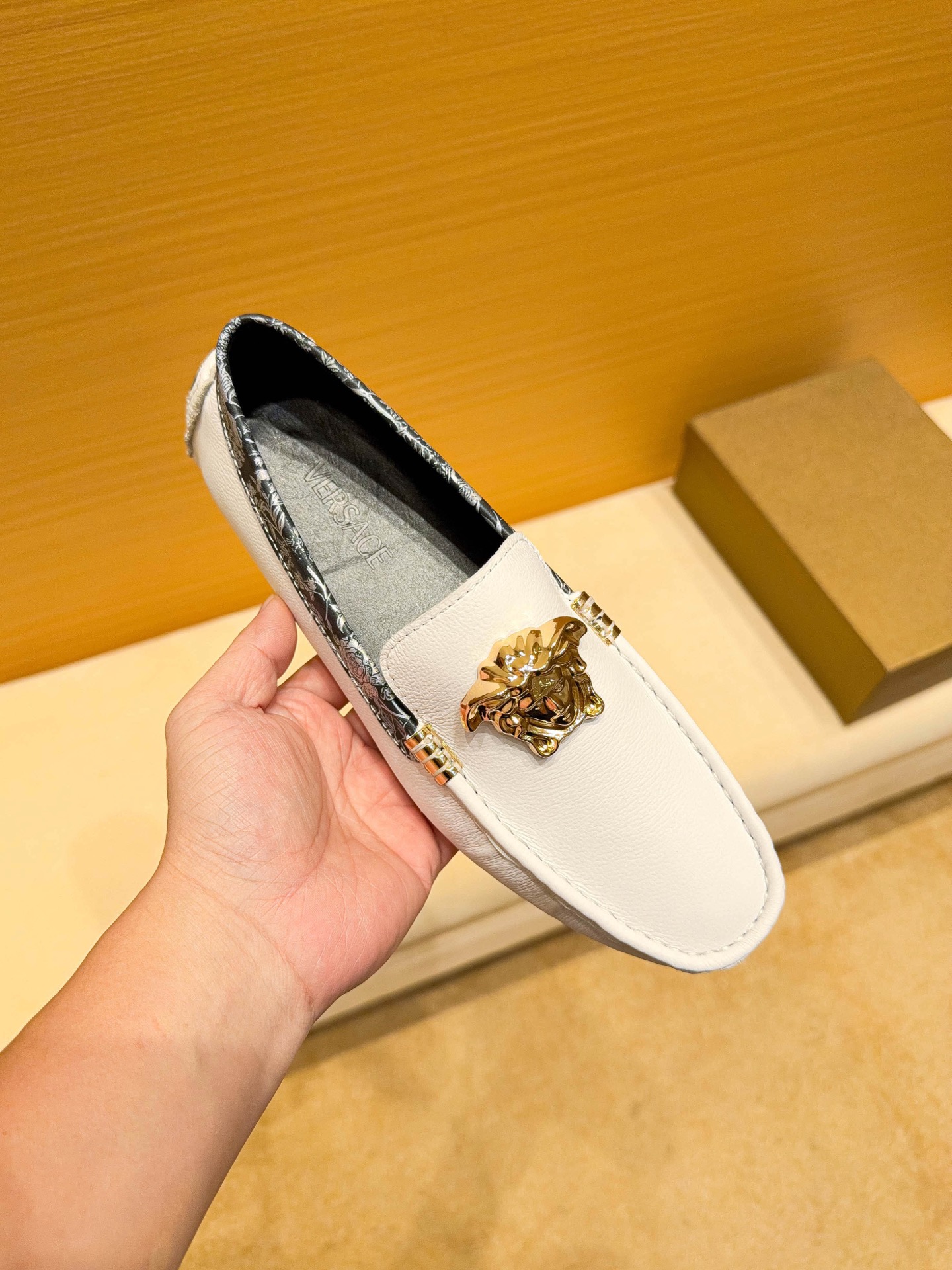 NO:780397,(actual price), VERSACEI official website original new high-end business and casual driving shoes, a hot model among Italian supermodels and aristocrats, a leader in the fashion industry, unsurpassed, the same style as the stars, the upper is made of imported original cowhide + original cowhide (real material), the French palace-level distinguished model is priced at 19,918 Swiss francs, this model is a Paris Fashion Week catwalk model, a brand can be deeply rooted in the heart  ,A pair of shoes can also make you linger. What you wear is not only noble, but also a standard of aura. 37-47,,versace,cowhide19860909（实价),VERSACEI 官网原版新款高端商务休闲驾车豆豆鞋,意大利名模贵族们爆款,时尚界的佼佼者,无可超越,明星同款,鞋面采用进口原版牛皮+原版牛里(真材实料),法国殿堂级尊贵款售价19918瑞士法郎,此款是法国巴黎时装周走秀款 ,一个品牌可以深植内心 ,一双鞋也可以让你流连忘返,穿出的不仅仅是尊贵,更是一种气场标准37-47,,versace,cowhide,Men's shoes