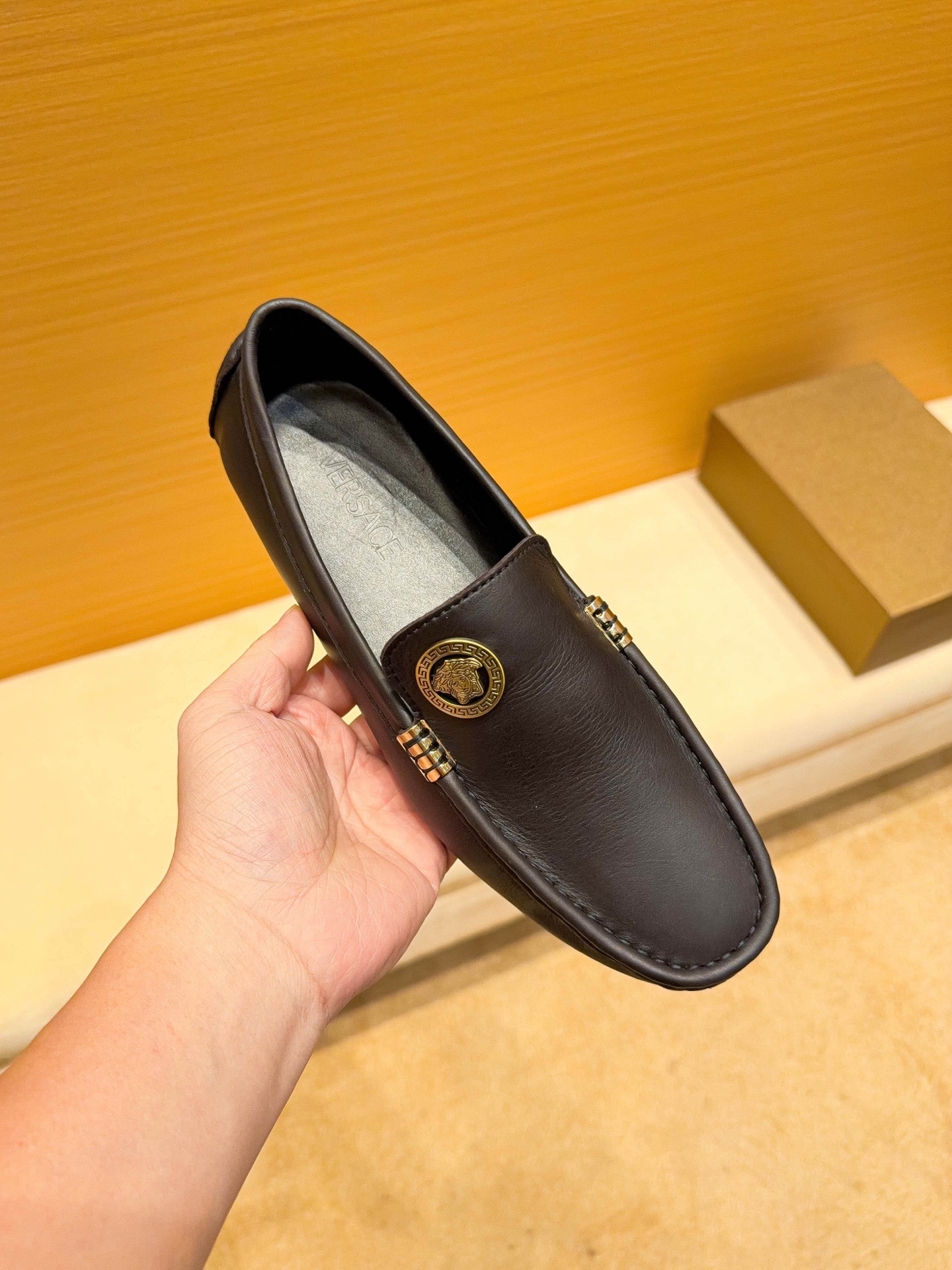 NO:780378,(actual price), [VERSACEI] official website original new high-end business and casual driving shoes, popular among Italian supermodels and aristocrats, leader in the fashion industry, unsurpassed, the same style as the stars, the upper is made of imported original cowhide + original cowhide (real material), the price of the French palace-level noble model is 19,918 Swiss francs, this model is the Paris Fashion Week catwalk model in France, a brand can be deeply rooted in the heart  ,A pair of shoes can also make you linger. What you wear is not only noble, but also a standard of aura. 37-47,,versace,cowhide19860909（实价),【VERSACEI】 官网原版新款高端商务休闲驾车豆豆鞋,意大利名模贵族们爆款,时尚界的佼佼者,无可超越,明星同款,鞋面采用进口原版牛皮+原版牛里(真材实料),法国殿堂级尊贵款售价19918瑞士法郎,此款是法国巴黎时装周走秀款 ,一个品牌可以深植内心 ,一双鞋也可以让你流连忘返,穿出的不仅仅是尊贵,更是一种气场标准37-47,,versace,cowhide,Men's shoes