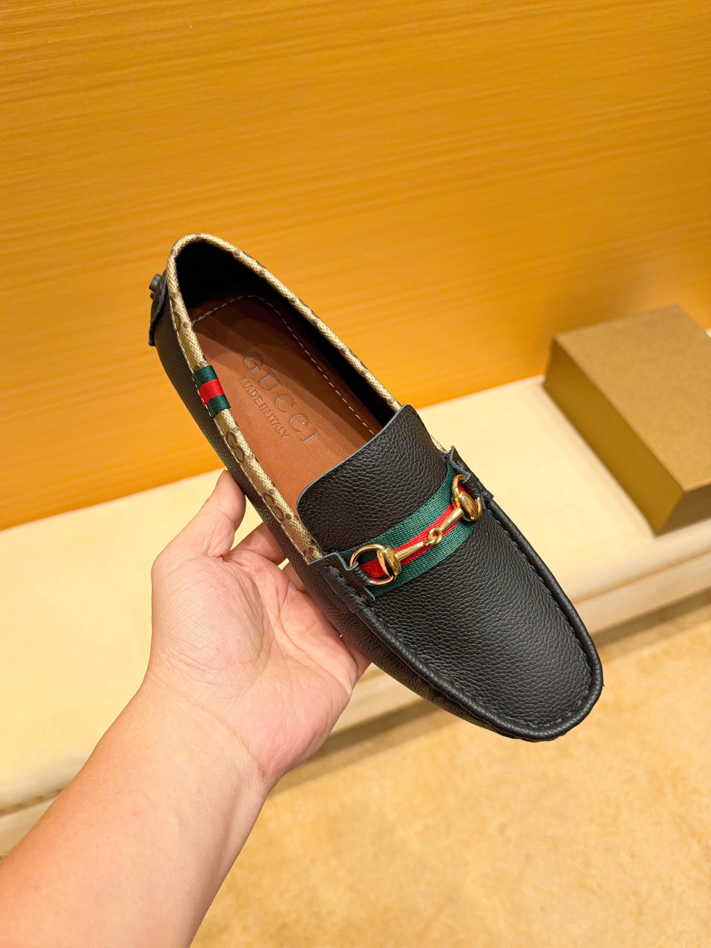 NO:780384,Real price, new model from GUCCI official website flagship store, original cowhide leather upper, comfortable and breathable cowhide lining (real material), original imported wear-resistant rubber sole, [Cool] [Deyi] using exquisite craftsmanship, the upper is beautiful and luxurious, a good product for men, the exquisite and simple upper shows the low-key elegance of the brand, suitable for all four  Seasonal wardrobe, whether you are concentrating on work, spending leisure time with your family, or experiencing an elegant lifestyle in the city or the countryside, this series can show true male charm. [Applause][Cool][Struggle] Standard code 37～47,,gucci,cowhide19860909实价,GUCCI官网旗舰店新款,鞋面原版牛皮,舒适透气牛里(真材实料),原版进口耐磨橡胶底,[酷][得意]采用精湛工艺,鞋面好看奢华,男士心备佳品,精致简单鞋面尽显品牌低调优雅,适合四季衣橱,无论是专心致志地工作,与家人共度闲暇时光,还是在城市或乡间体验高雅的生活方式,该系列均可彰显真正的男性魅力.[鼓掌][酷][奋斗]标准码37～47,,gucci,cowhide,Men's shoes