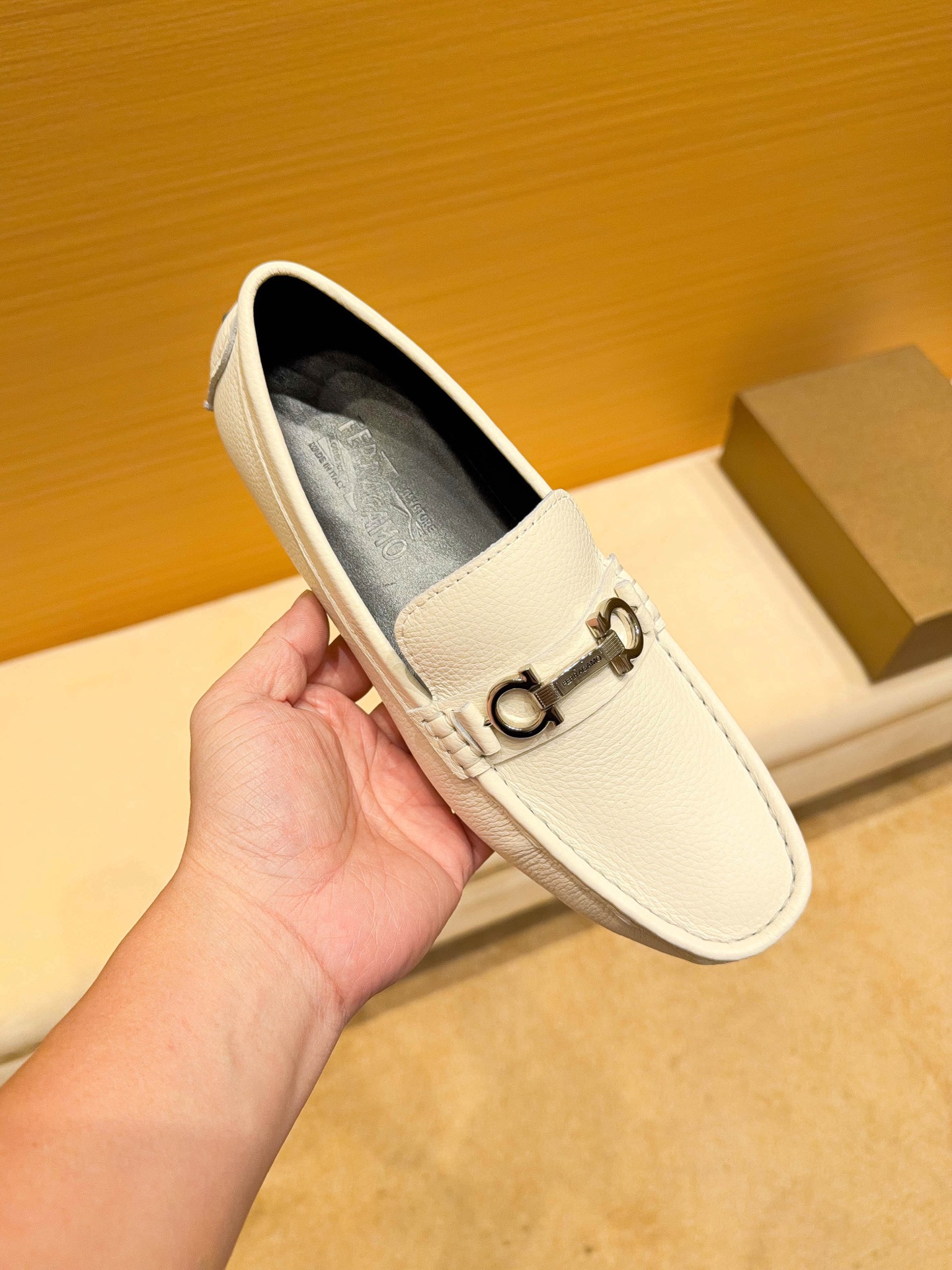 NO:780390,Real price, Ferragamo  New model from the official website flagship store, original cowhide leather upper, comfortable and breathable cowhide lining (real material), original imported wear-resistant rubber sole, [Cool] [Deyi] using exquisite craftsmanship, the upper is beautiful and luxurious, a must-have for men, the exquisite and simple upper shows the low-key elegance of the brand, suitable for the wardrobe in all seasons.  Whether you are concentrating on work, spending leisure time with your family, or experiencing an elegant lifestyle in the city or countryside, this series can show true masculine charm. [Applause][Cool][Struggle] Standard code 37～47,,ferragamo,cowhide19860909实价,菲拉格慕 官网旗舰店新款,鞋面原版牛皮,舒适透气牛里(真材实料),原版进口耐磨橡胶底,[酷][得意]采用精湛工艺,鞋面好看奢华,男士心备佳品,精致简单鞋面尽显品牌低调优雅,适合四季衣橱,无论是专心致志地工作,与家人共度闲暇时光,还是在城市或乡间体验高雅的生活方式,该系列均可彰显真正的男性魅力.[鼓掌][酷][奋斗]标准码37～47,,ferragamo,cowhide,Men's shoes