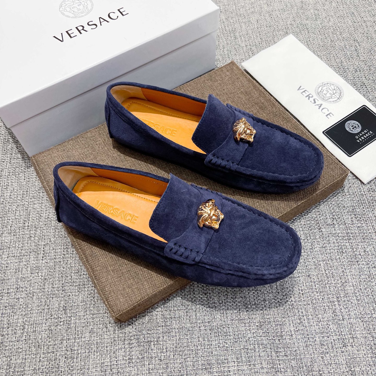 NO:897914,(Real), Versace official website high-end hot-selling beanie shoes, the first layer of the upper is imported high-grade mercerized cowhide, luxury and high-end, the first layer is cowhide (real material), the original imported wear-resistant rubber sole, [Cool] [Proud] Produced by the official website [Gift]  Men's elegant and thoughtful products are made of exquisite craftsmanship and are comfortable to wear. The sexy goddess in the upper shows the brand's low-key elegance and high-end. Whether you are concentrating on work, spending leisure time with your family, or experiencing an elegant lifestyle in the city or the countryside, this series can show true male charm. [Applause] [Cool] [Struggle] Standard code 37~47, versace, cowhide19860909(实),范思哲官网高端爆款豆豆鞋,鞋面头层进口头层高丝光牛皮,奢华高档,头层牛里(真材实料),原版进口耐磨橡胶底,[酷][得意]官网出品[礼物] 男士优雅心备佳品,采用精湛工艺.穿着舒适.鞋面性感女神尽显品牌低调优雅高端,无论是专心致志地工作,与家人共度闲暇时光,还是在城市或乡间体验高雅的生活方式,该系列均可彰显真正的男性魅力.[鼓掌][酷][奋斗]标准码37～47,,versace,cowhide,Men's shoes