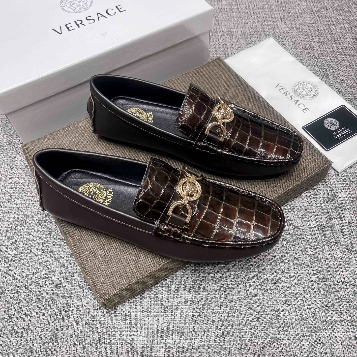 NO:852638,Actual price, new model from Versace official website flagship store, original cowhide leather upper + sexy beauty Zaosha avatar, irresistible temptation for men, comfortable and breathable cowhide lining (real material), original imported wear-resistant rubber sole, [cool] [satisfied] using exquisite craftsmanship, the upper is good-looking and luxurious, a good product for men, the exquisite and simple upper shows the brand  Low-key and elegant, it is suitable for wardrobes in all seasons. Whether you are concentrating on work, spending leisure time with your family, or experiencing an elegant lifestyle in the city or the countryside, this series can show true masculine charm. [Applause][Cool][Struggle] Standard code 37～47,,versace,cowhide19860909实价,范思哲官网旗舰店新款,鞋面原版牛皮+性感美灶莎头像,男士的诱惑,无法抗拒,舒适透气牛里(真材实料),原版进口耐磨橡胶底,[酷][得意]采用精湛工艺,鞋面好看奢华,男士心备佳品,精致简单鞋面尽显品牌低调优雅,适合四季衣橱,无论是专心致志地工作,与家人共度闲暇时光,还是在城市或乡间体验高雅的生活方式,该系列均可彰显真正的男性魅力.[鼓掌][酷][奋斗]标准码37～47,,versace,cowhide,Men's shoes