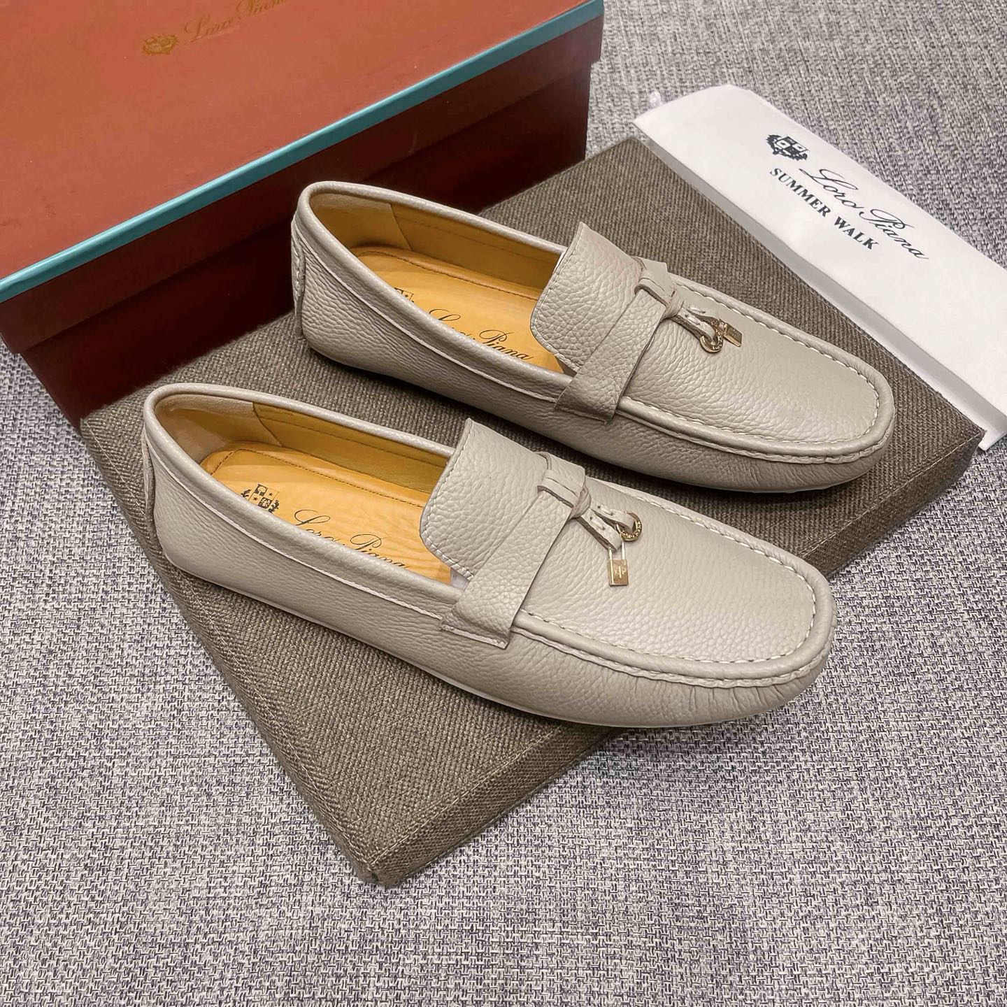 NO:852655,[Loro Piana] Men's casual business shoes from the official website for all seasons, the latest elements are trending around the world, the official website is hot selling, original version, popular model at the counter, the upper is original first-layer cowhide imported from Italy, the original wear-resistant rubber non-slip outsole, comfortable, breathable and sweat-absorbent cowhide lining for the feet (real material) Comfort speaks for itself with quality, giving people double face. Standard code 37-47, loro piana,cowhide19860909【Loro Piana】官网男士四季休闲商务豆豆鞋,最新元素潮爆全球,官网火爆热卖,原版版本,专柜爆款,鞋面意大利进口原版头层牛皮,原版耐磨橡胶防滑大底,舒适透气吸汗牛皮内里垫脚（真材实料）舒适以质量说话,送人双倍面子 标准码37-47,,loro piana,cowhide,Men's shoes