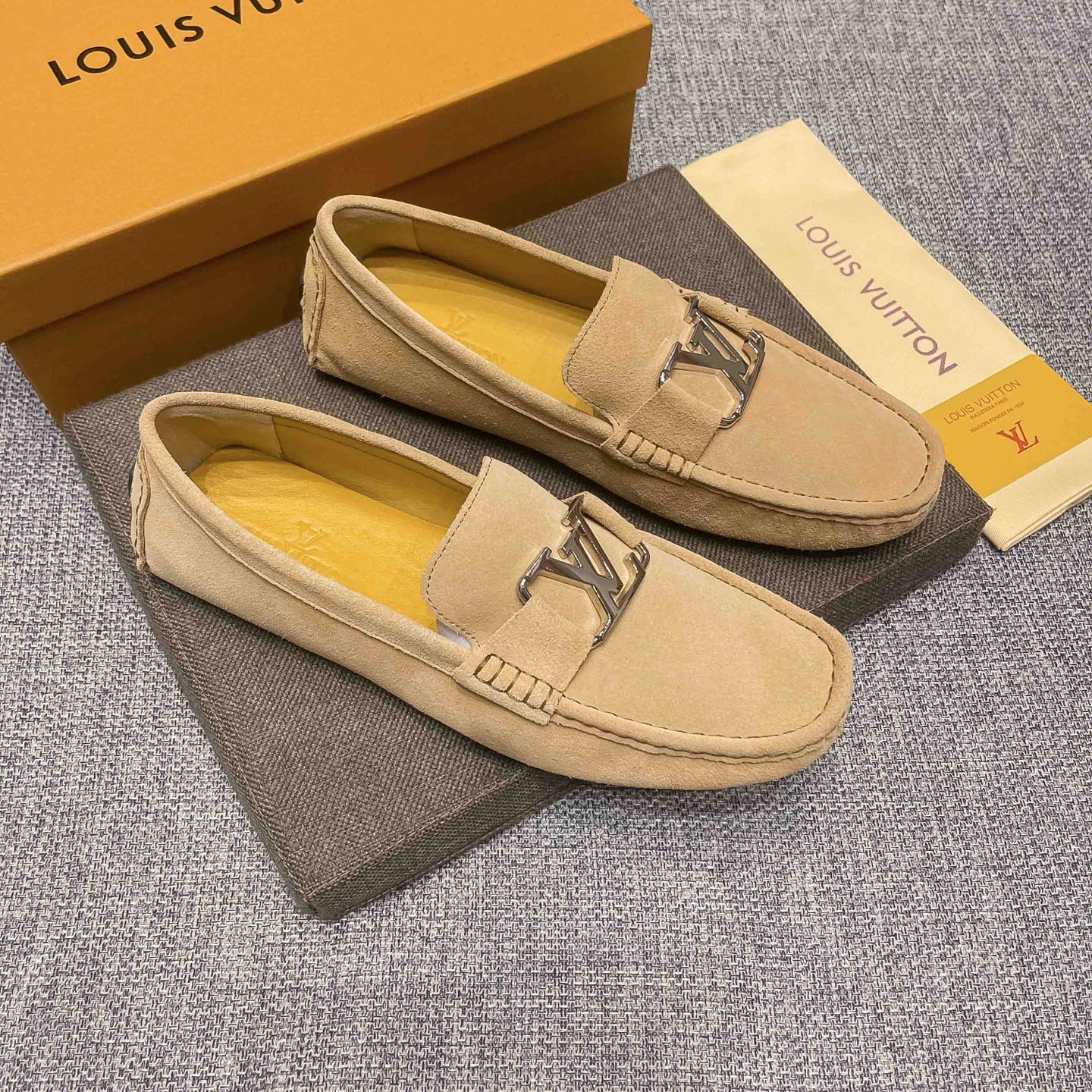 NO:852645,, [LV Louis Vuitton] official men's high-end business casual shoes for all seasons, the latest elements are popular all over the world, the official website is hot selling, original version, popular counter, the upper is imported from Italy, the original frosted cowhide original non-slip outsole, comfortable, breathable and sweat-absorbent pure cowhide lining for the feet (real material), comfortable and quality speaks for itself, giving people double face, nightclub flirting artifact, standard code 37-47,, louis vuitton, louis  vuitton,cowhide19860909,【LV路易威登】官方男士四季高端商务休闲豆豆鞋,最新元素潮爆全球,官网火爆热卖,原版版本,专柜爆款,鞋面意大利进口原版磨砂牛皮原版防滑大底,舒适透气吸汗纯牛皮内里垫脚(真材实料),舒适以质量说话,送人双倍面子,夜店撩妹神器 标准码37-47,,louis vuitton,louis vuitton,cowhide,Men's shoes