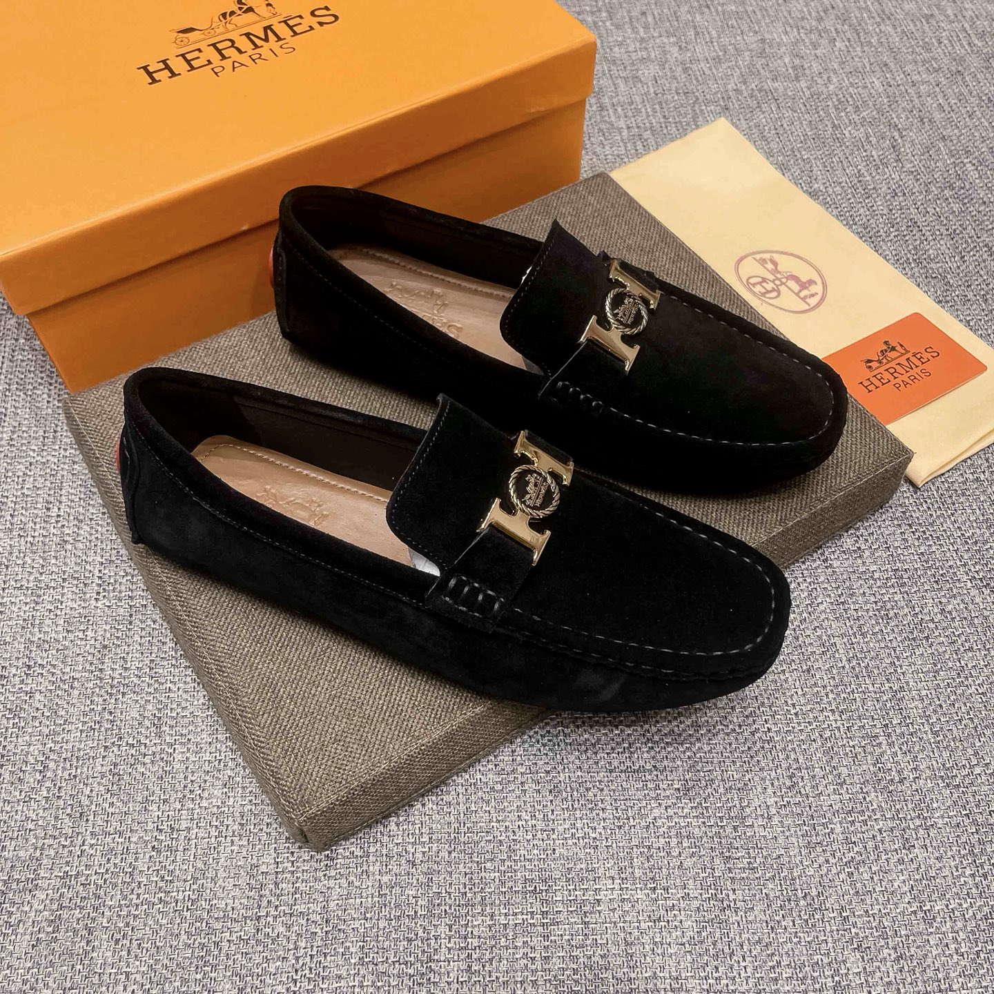 NO:852651,Actual price, (all pure cow lining) high-end beanie shoes, the official new model of Hermès, popular among Italian supermodels and aristocrats, Hermès is the leader in the fashion industry, unsurpassed, suitable for driving, leisure, white-collar workers, business men's first choice, the same style for celebrities, the upper is made of imported original suede cowhide, the original comfortable and breathable cow lining is made of real materials, the French palace-level distinguished model is priced at 19,918 Swiss francs, the catwalk model of Paris Fashion Week, France  , A brand can be deeply rooted in your heart, and a pair of shoes can also make you linger. What you wear is not only noble, but also a standard of aura. 37-47, hermes, hermes, cowhide19860909实价,(全纯牛里)高端豆豆鞋,爱马仕（Hermès）官方新款,意大利名模贵族们爆款,Hermès时尚界的佼佼者,无可超越,适合驾车,休闲,白领,商务男士首选,明星同款,鞋面采用进口原版反绒牛皮,原版舒适透气牛里真材实料,法国殿堂级尊贵款售价19918瑞士法郎,法国巴黎时装周走秀款 ,一个品牌可以深植内心 ,一双鞋也可以让你流连忘返,穿出的不仅仅是尊贵,更是一种气场标准37-47,,hermes,hermes,cowhide,Men's shoes