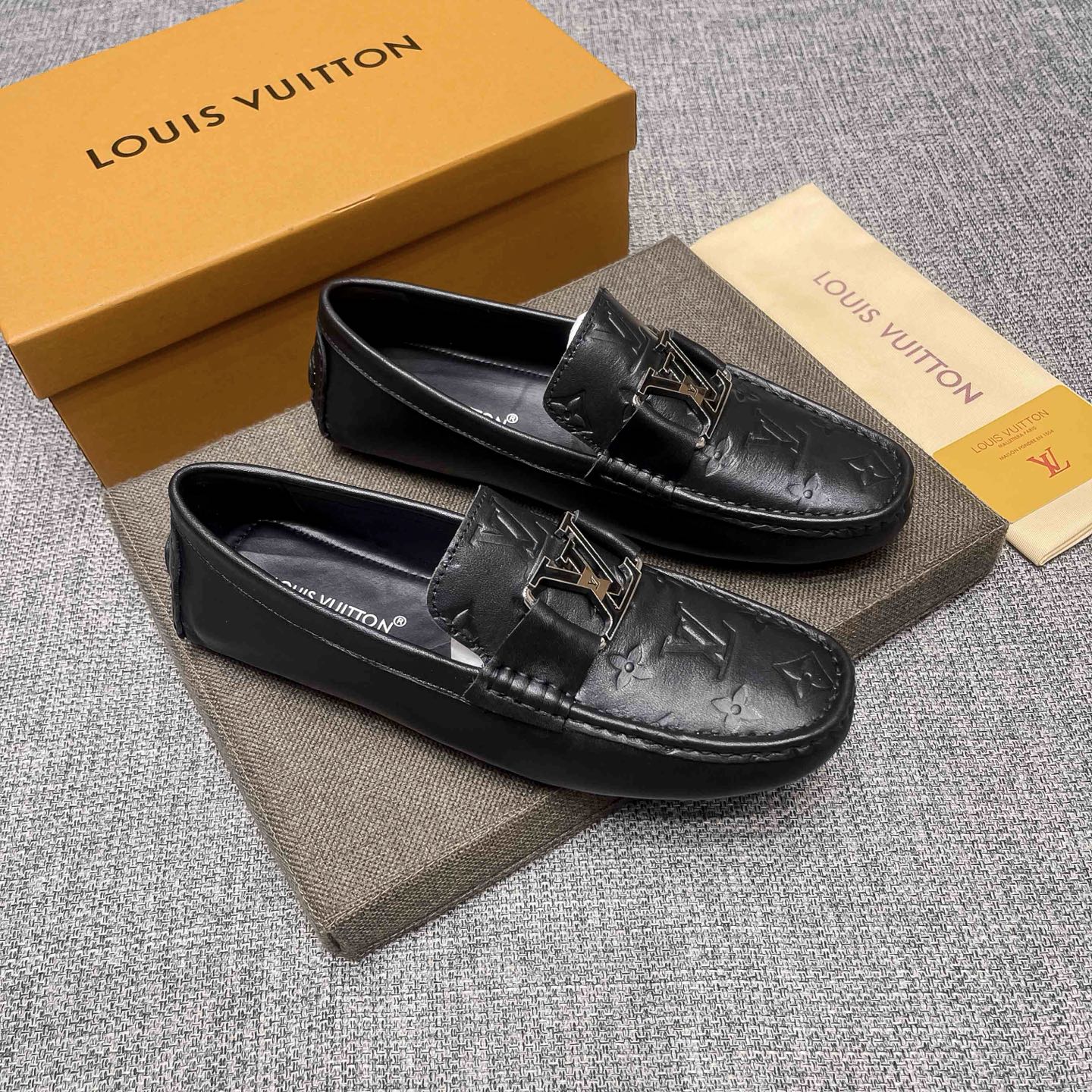NO:897911,, LV Louis Vuitton official flagship store new model, (cowhide lining)) LV19 was founded in Florence. It is one of the global luxury brands. Its unique creativity and innovation are popular all over the world - timeless and classic. It has always been favored by celebrities and has become the darling of the upper class. LV has always been famous for its high-end luxury. The upper is made of original Italian first-layer Italian first-layer cowhide, and the inner lining is made of original comfortable and breathable cowhide. It is extremely beautiful and shocking. A brand can be deeply rooted in the heart.  , a pair of shoes can also make you linger, wearing it is not only noble, but also a kind of aura, standard size 37-47,, louis vuitton, louis vuitton, cowhide19860909,LV路易威登官方旗舰店新款,(牛皮里)）LV19创立于佛罗伦萨,是全球奢侈品品牌之一,其独特的创意和革新风靡全球——永恒而经典,一直以来深受明星们的青睐,及成为上流社会人的宠儿,LV一直以高档奢华闻名于世,鞋面采用原版意大利头层意大利头层牛皮,内里原版舒适透气牛里真材实料,极度美观,惊世骇俗,一个品牌可以深植内心 ,一双鞋也可以让你流连忘返,穿出的不仅仅是尊贵,更是一种气场,标准码37-47,,louis vuitton,louis vuitton,cowhide,Men's shoes