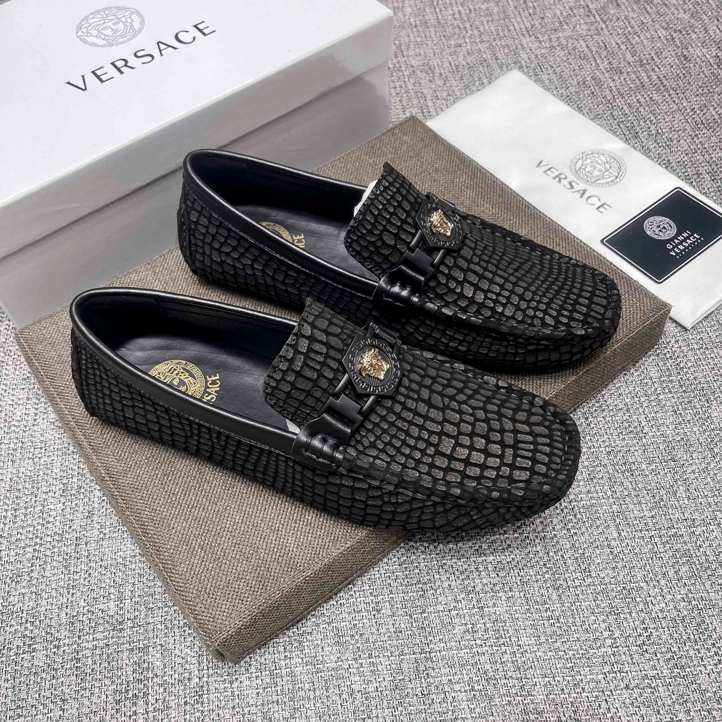 NO:888778,(actual price), genuine cow leather [Versace] official website original new high-end business casual driving shoes, a popular model among Italian supermodels and aristocrats, a leader in the fashion industry, unsurpassed, the same style as the stars, the upper is made of imported original cowhide + original cowhide (real material), the French palace-level distinguished model is priced at 19,918 Swiss francs, this model is a Paris Fashion Week catwalk model, a brand can be deeply rooted in the heart  ,A pair of shoes can also make you linger. What you wear is not only noble, but also a standard of aura. 37-47,,versace,cowhide19860909（实价),牛里真材实料【范思哲】 官网原版新款高端商务休闲驾车豆豆鞋,意大利名模贵族们爆款,时尚界的佼佼者,无可超越,明星同款,鞋面采用进口原版牛皮+原版牛里(真材实料),法国殿堂级尊贵款售价19918瑞士法郎,此款是法国巴黎时装周走秀款 ,一个品牌可以深植内心 ,一双鞋也可以让你流连忘返,穿出的不仅仅是尊贵,更是一种气场标准37-47,,versace,cowhide,Men's shoes
