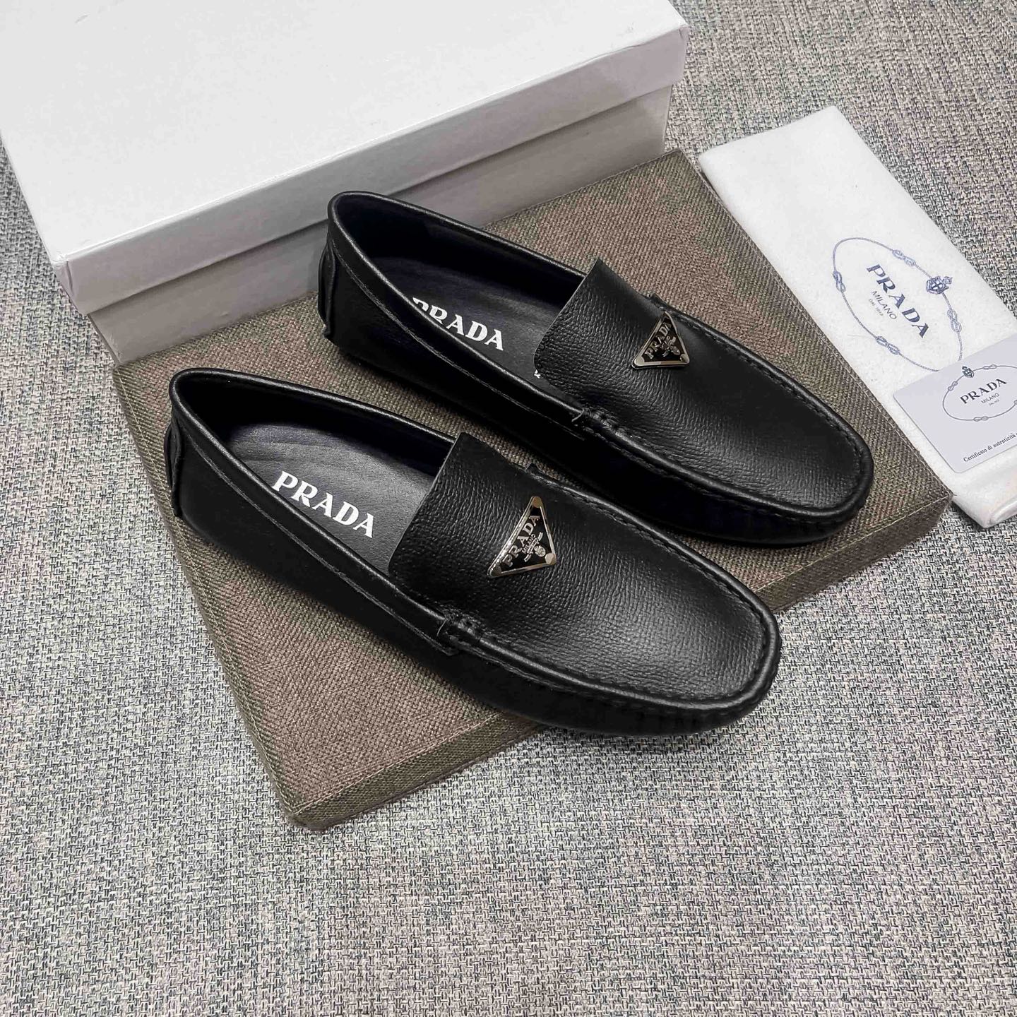 NO:888787,, brand Prada, PRADA official website flagship store business casual formal wear high-end beanie shoes, upper layer of Italian cowhide, comfortable, sweat-absorbent and breathable pure cow lining (real material), original imported wear-resistant rubber sole, [Cool][[Gift] Refined and elegant men's favorite products, the upper shows the brand's low-key elegance, suitable  Four Seasons Wardrobe, whether you are concentrating on work, spending leisure time with your family, or experiencing an elegant lifestyle in the city or the countryside, this series can show true masculine charm. [Applause] [Cool] [Struggle] Standard code 37～47,, prada, prada, cowhide19860909,品牌普拉达,PRADA官网旗舰店商务休闲正装高端豆豆鞋,鞋面头层意大利牛皮,舒适吸汗透气全纯牛里(真材实料),原版进口耐磨橡胶底,[酷][[礼物]精致优雅男士心备佳品,鞋面尽显品牌低调优雅,适合四季衣橱,无论是专心致志地工作,与家人共度闲暇时光,还是在城市或乡间体验高雅的生活方式,该系列均可彰显真正的男性魅力.[鼓掌][酷][奋斗]标准码37～47,,prada,prada,cowhide,Men's shoes