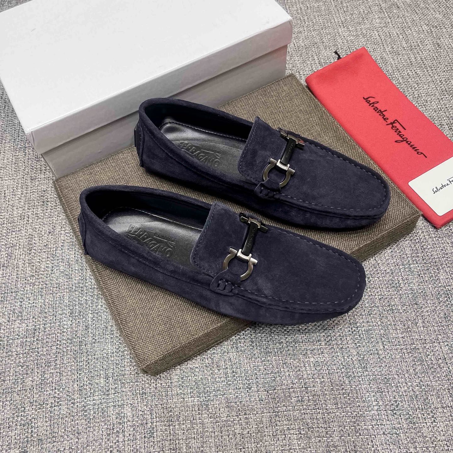 NO:897917,, Brand Ferragamo, the same style as Hu Ge [Strong] [Lightning] Official new style + hot style, purely handmade, absolutely good goods, only sold to you who know the stuff [Proud], luxury, low-key and connotative, uppers imported from Italy with high mercerized cowhide leather, comfortable and breathable cowhide, real talent, Ferragamo is bohemian, continuing Versace's persistence for hundreds of years to create each unique product for the public, designed by the Turkish master himself  , what you wear is not only nobility, but also a kind of aura, standard 37-47, ferragamo, versace, cowhide19860909,品牌菲拉格慕,胡歌同款哦[强][闪电] 官方新款+爆款,纯手工制作,绝对的好货,只卖懂货的你[得意],奢华 低调有内涵,鞋面意大利进口头层高丝光牛绒牛皮,舒适透气牛里真才实料、菲拉格慕放荡不羁,延续了范思哲所坚持不懈了百年为大众打造每一款都独具匠心的产品,土耳其大师亲自操刀设计 ,穿出的不仅仅是尊贵,更是一种气场,标准37-47,,ferragamo,versace,cowhide,Men's shoes