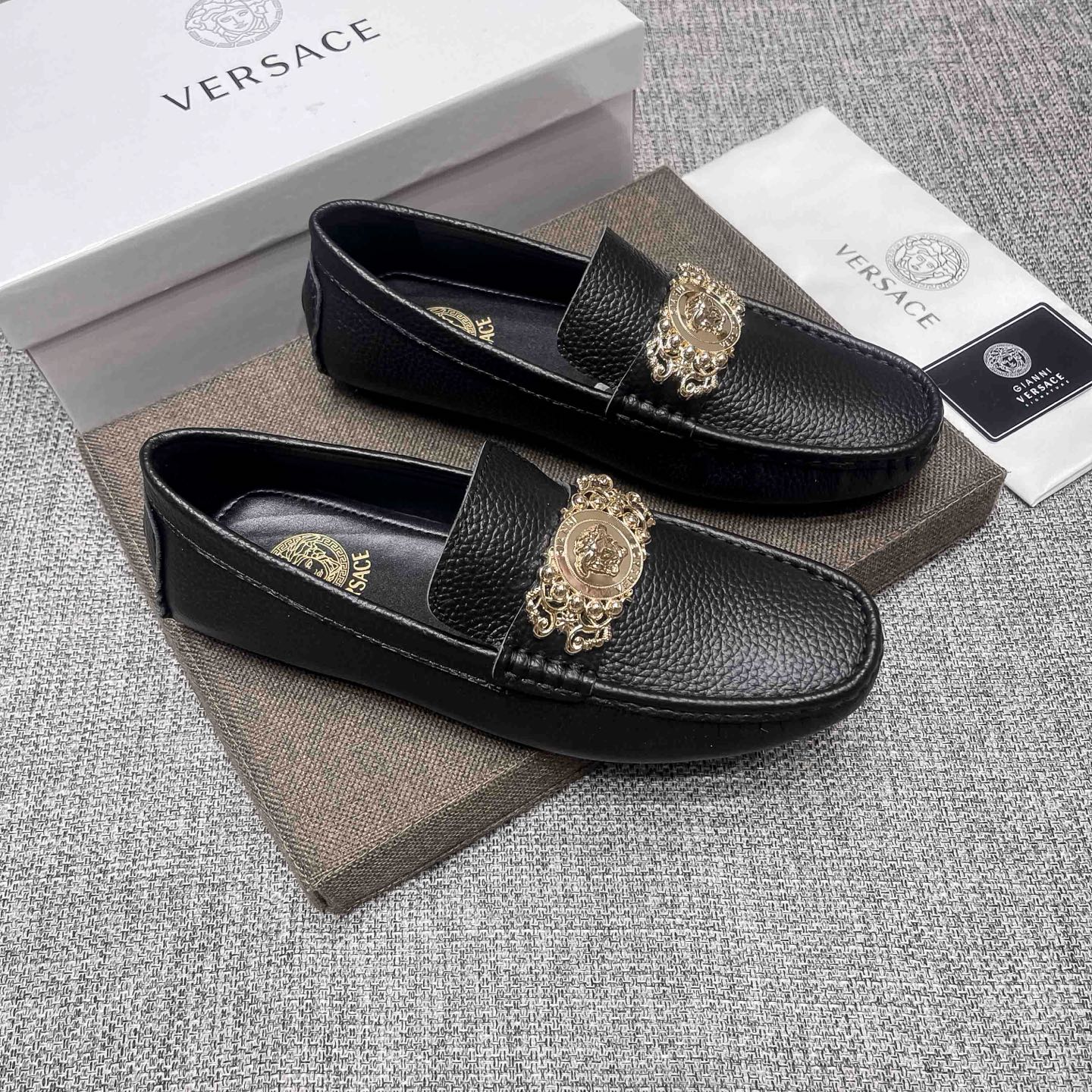 NO:888822,(actual price), (real cow leather) [Versace] official website original new high-end business casual driving shoes, a popular model among Italian supermodels and aristocrats, a leader in the fashion industry, unsurpassed, the same style as the stars, the upper is made of imported original pebbled cowhide + original cowhide (real material), the French palace-level distinguished model is priced at 19,918 Swiss francs, this model is a Paris Fashion Week catwalk model, a brand can be deeply rooted in the heart  ,A pair of shoes can also make you linger. What you wear is not only noble, but also a standard of aura. 37-47,,versace,cowhide19860909（实价),(牛里真材实料）【范思哲】 官网原版新款高端商务休闲驾车豆豆鞋,意大利名模贵族们爆款,时尚界的佼佼者,无可超越,明星同款,鞋面采用进口原版荔枝纹牛皮+原版牛里(真材实料),法国殿堂级尊贵款售价19918瑞士法郎,此款是法国巴黎时装周走秀款 ,一个品牌可以深植内心 ,一双鞋也可以让你流连忘返,穿出的不仅仅是尊贵,更是一种气场标准37-47,,versace,cowhide,Men's shoes