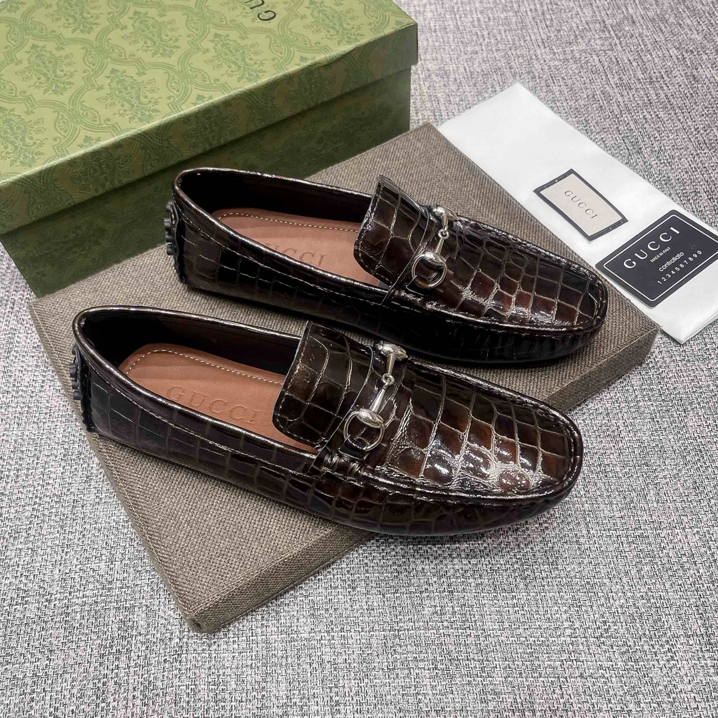 NO:888828,(actual price), Gucci English name Gucci, official new model, Paris Fashion Week catwalk style, shocking, different feeling from Gucci, natural and elegant, [Love] The upper is made of original cowhide imported from Italy, the first layer of cowhide is made of real material, breathable and comfortable to wear [Rose] [Lip]  Gucci is domineering and generous, men's favorite, World Cup commemorative models, Messi special models, you can also have it. Today, as Gucci continues to be popular for a long time, each model is specially made for you with originality [strong] [strong] No loss of face in any occasion, earning you lots of attention!  Standard 37～47,,gucci,cowhide19860909(实价),古奇英文名Gucci,官方新款,巴黎时装周走秀款,惊世骇俗,古奇不一样的感觉,自然不失高雅,[爱情] 鞋面采用原版意大利进口牛皮,头层牛里真材实料,穿着透气舒适[玫瑰][嘴唇] 古奇霸气大方,男士的最爱,世界杯纪念款,梅西特制款,你也可以拥有,在古奇经久不衰的今天,每款都独具匠心的为您特制 [强][强]在任何场合都不失面子,为你赚足眼球！标准37～47,,gucci,cowhide,Men's shoes