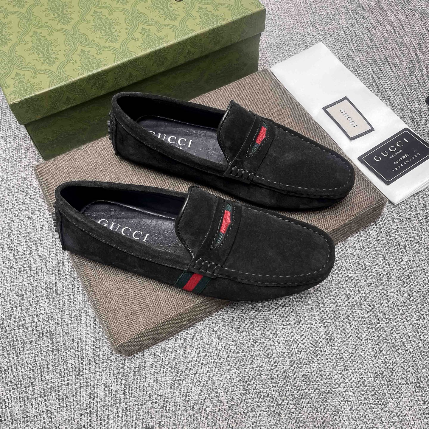 NO:888752,(actual price), Gucci English name Gucci, official new model, Paris Fashion Week catwalk model, shocking, different feeling from Gucci, natural and elegant, [Love] The upper is made of original imported frosted cowhide, the first layer of cowhide is made of real material, breathable and comfortable to wear [Rose] [Lip]  Gucci is domineering and generous, men's favorite, World Cup commemorative models, Messi special models, you can also have it. Today, as Gucci continues to be popular for a long time, each model is specially made for you with originality [strong] [strong] No loss of face in any occasion, earning you lots of attention!  Standard 37～47,,gucci,cowhide19860909(实价),古奇英文名Gucci,官方新款,巴黎时装周走秀款,惊世骇俗,古奇不一样的感觉,自然不失高雅,[爱情] 鞋面采用原版进口磨砂牛皮,头层牛里真材实料,穿着透气舒适[玫瑰][嘴唇] 古奇霸气大方,男士的最爱,世界杯纪念款,梅西特制款,你也可以拥有,在古奇经久不衰的今天,每款都独具匠心的为您特制 [强][强]在任何场合都不失面子,为你赚足眼球！标准37～47,,gucci,cowhide,Men's shoes
