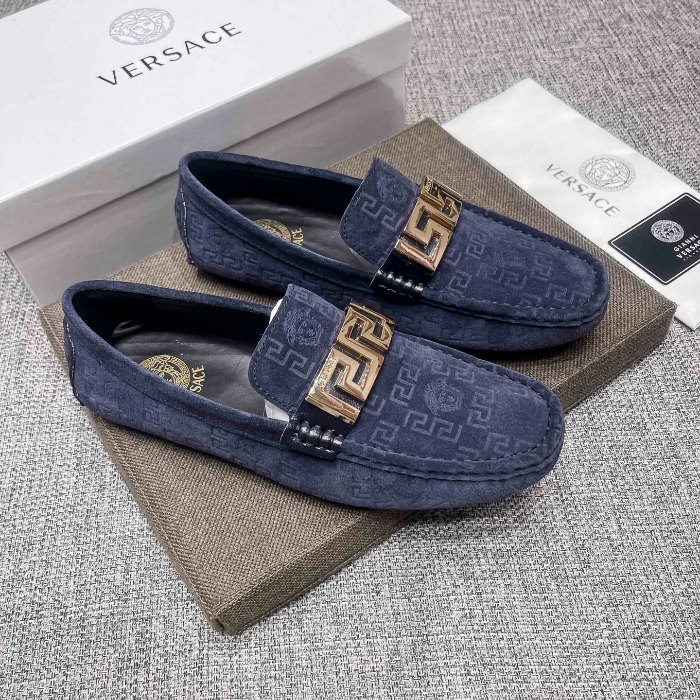 NO:888761,, brand Versace, the official flagship store of new and popular business casual shoes, original frosted cowhide upper, comfortable and breathable genuine cowhide material (refuses to fade), original imported wear-resistant rubber sole, [cool] [satisfied] using exquisite craftsmanship, the upper is good-looking and luxurious, a good product for men, the exquisite and simple upper shows the brand's low price  The elegant tone is suitable for wardrobes in all seasons. Whether you are concentrating on work, spending leisure time with your family, or experiencing an elegant lifestyle in the city or the countryside, this series can show true masculine charm. [Applause][Cool][Struggle] Standard code 37～47,,versace,cowhide19860909,品牌范思哲,官方旗舰店商务休闲豆豆鞋新款+爆款,鞋面原版磨砂牛皮,舒适透气牛里真材实料(拒绝掉色),原版进口耐磨橡胶底,[酷][得意]采用精湛工艺,鞋面好看奢华,男士心备佳品,精致简单鞋面尽显品牌低调优雅,适合四季衣橱,无论是专心致志地工作,与家人共度闲暇时光,还是在城市或乡间体验高雅的生活方式,该系列均可彰显真正的男性魅力.[鼓掌][酷][奋斗]标准码37～47,,versace,cowhide,Men's shoes