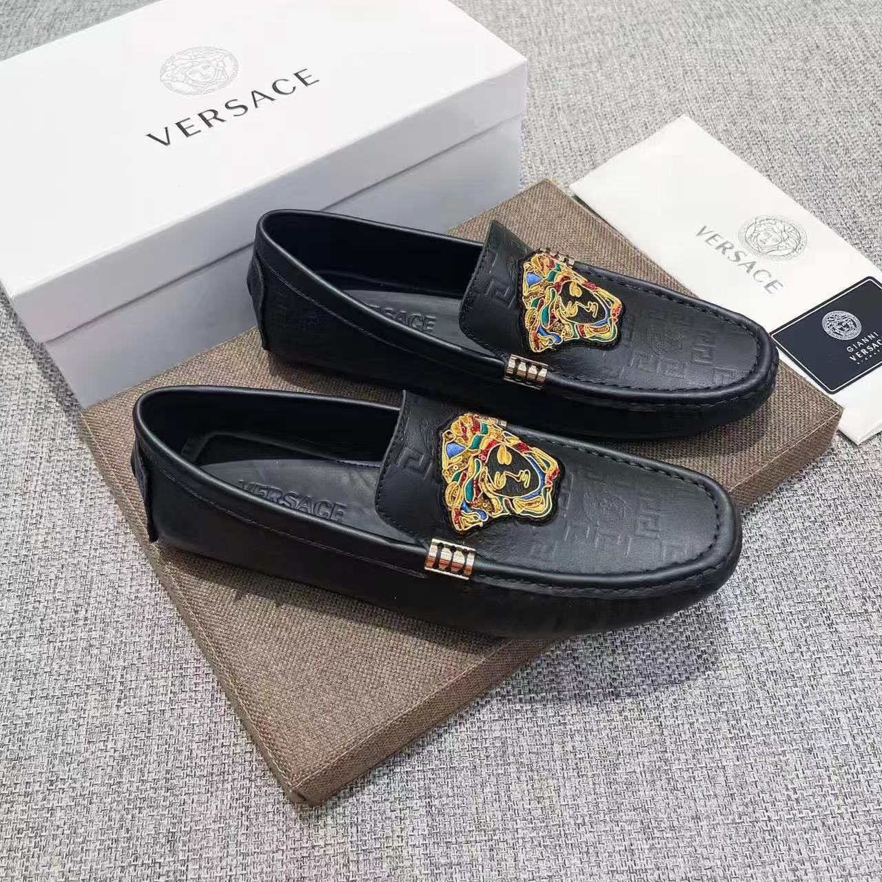 NO:897923,, (real material in cowhide), Versace official website new style + hot style, Versace was founded in Florence in 1919. It is one of the world's famous luxury brands. Its unique creativity and innovation are popular all over the world. Versace - timeless and classic, has always been favored by celebrities.  Favored by the world's upper class, Versace has always been famous for its high-end luxury. The upper is made of original Italian first-layer cowhide, and the inner lining is original comfortable and breathable cowhide with real materials. It is extremely beautiful and shocking. A brand can be deeply rooted in the heart.  , a pair of shoes can also make you linger, wearing it is not only noble, but also a kind of aura, standard size 37-47,,versace,cowhide19860909,(牛皮里真材实料),范思哲官网新款+爆款,范思哲19创立于佛罗伦萨,是全球著名奢侈品品牌之一,其独特的创意和革新风靡全球,范思哲——永恒而经典,一直以来深受明星们的青睐,并成为世界上流社会人的宠儿,范思哲一直以高档奢华闻名于世,鞋面采用原版意大利头层牛皮,内里原版舒适透气牛皮内里真材实料,极度美观,惊世骇俗,一个品牌可以深植内心 ,一双鞋也可以让你流连忘返,穿出的不仅仅是尊贵,更是一种气场,标准码37-47,,versace,cowhide,Men's shoes