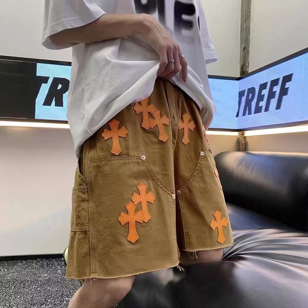 💰110
CHROME HEARTS/克罗心夏季单色大码情侣款贴布绣直筒牛仔短裤。
采用全棉牛仔面料，上身效果极佳，非常好看，显身材，必入单品。
这款胖的瘦的，穿了都好看。
牛仔裤身面料预水洗+免烫处理，上身舒适度超高。
颜色：卡其
尺码：M—3XL