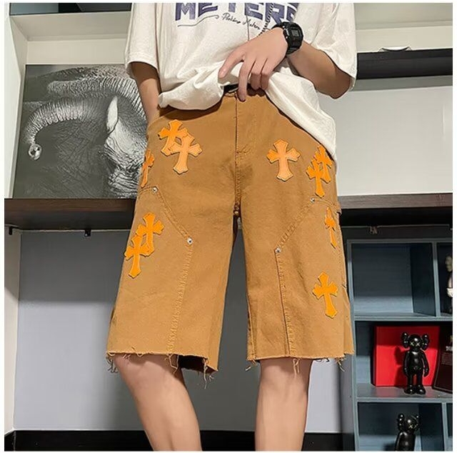 💰110
CHROME HEARTS/克罗心夏季单色大码情侣款贴布绣直筒牛仔短裤。
采用全棉牛仔面料，上身效果极佳，非常好看，显身材，必入单品。
这款胖的瘦的，穿了都好看。
牛仔裤身面料预水洗+免烫处理，上身舒适度超高。
颜色：卡其
尺码：M—3XL