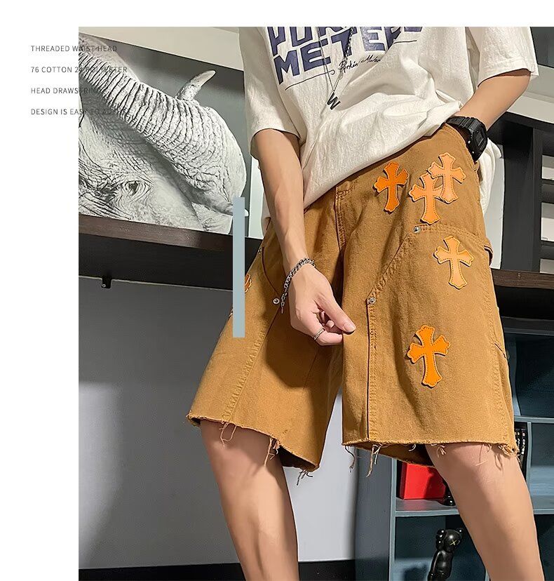 💰110
CHROME HEARTS/克罗心夏季单色大码情侣款贴布绣直筒牛仔短裤。
采用全棉牛仔面料，上身效果极佳，非常好看，显身材，必入单品。
这款胖的瘦的，穿了都好看。
牛仔裤身面料预水洗+免烫处理，上身舒适度超高。
颜色：卡其
尺码：M—3XL
