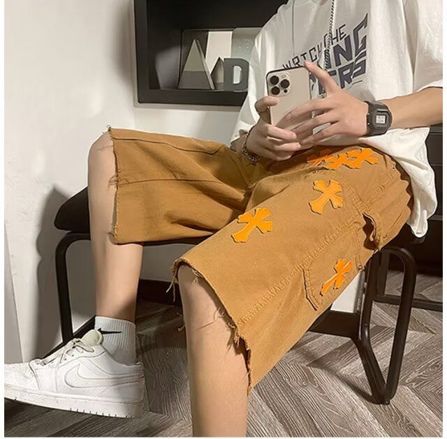 💰110
CHROME HEARTS/克罗心夏季单色大码情侣款贴布绣直筒牛仔短裤。
采用全棉牛仔面料，上身效果极佳，非常好看，显身材，必入单品。
这款胖的瘦的，穿了都好看。
牛仔裤身面料预水洗+免烫处理，上身舒适度超高。
颜色：卡其
尺码：M—3XL