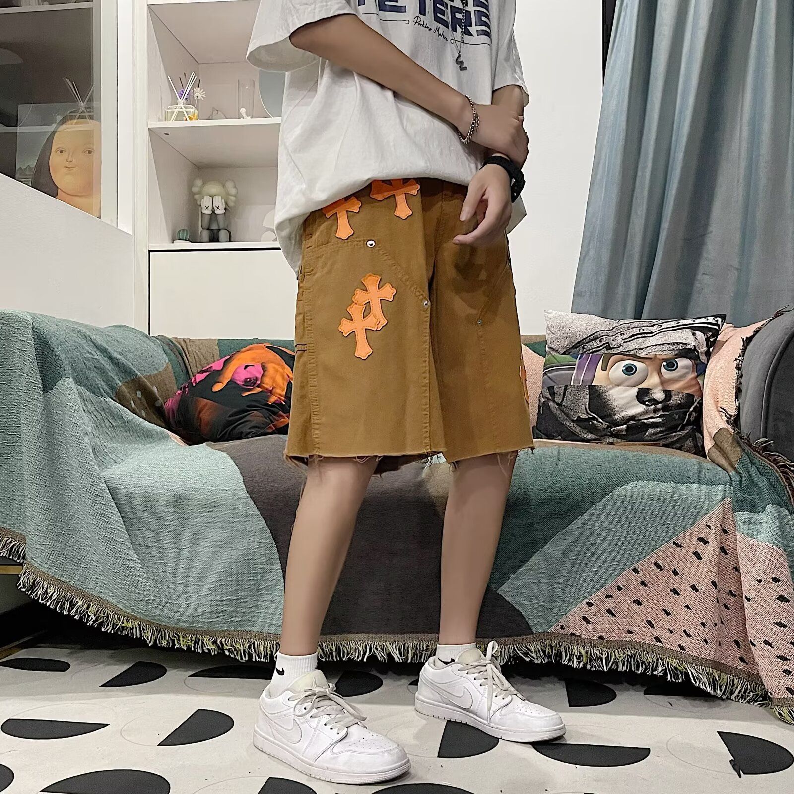 💰110
CHROME HEARTS/克罗心夏季单色大码情侣款贴布绣直筒牛仔短裤。
采用全棉牛仔面料，上身效果极佳，非常好看，显身材，必入单品。
这款胖的瘦的，穿了都好看。
牛仔裤身面料预水洗+免烫处理，上身舒适度超高。
颜色：卡其
尺码：M—3XL
