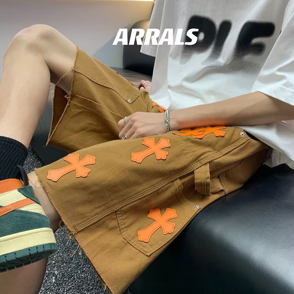 💰110
CHROME HEARTS/克罗心夏季单色大码情侣款贴布绣直筒牛仔短裤。
采用全棉牛仔面料，上身效果极佳，非常好看，显身材，必入单品。
这款胖的瘦的，穿了都好看。
牛仔裤身面料预水洗+免烫处理，上身舒适度超高。
颜色：卡其
尺码：M—3XL