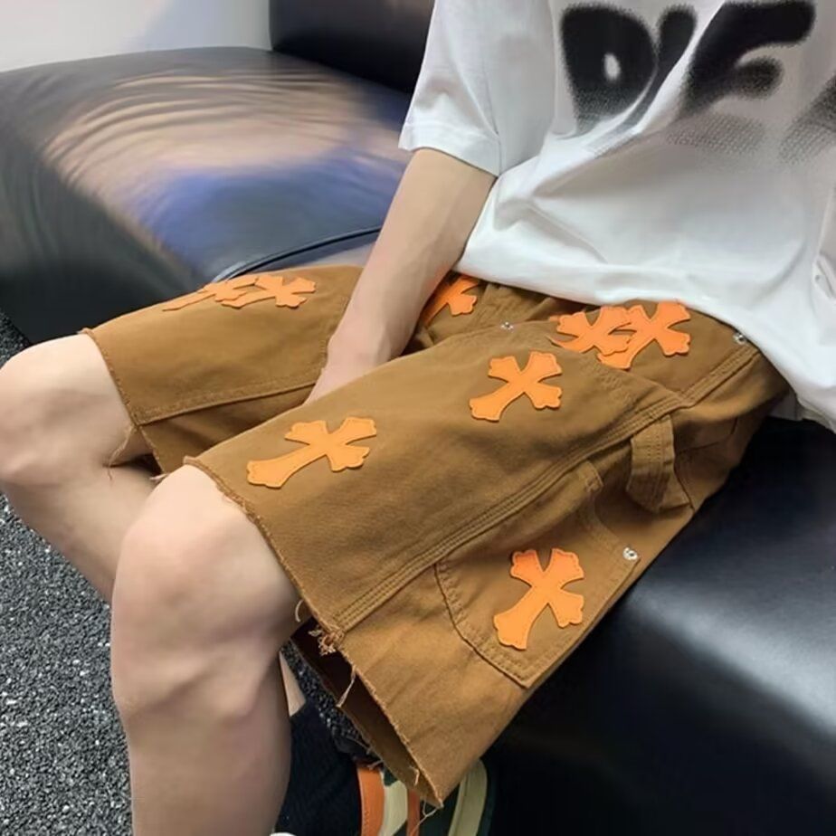 💰110
CHROME HEARTS/克罗心夏季单色大码情侣款贴布绣直筒牛仔短裤。
采用全棉牛仔面料，上身效果极佳，非常好看，显身材，必入单品。
这款胖的瘦的，穿了都好看。
牛仔裤身面料预水洗+免烫处理，上身舒适度超高。
颜色：卡其
尺码：M—3XL