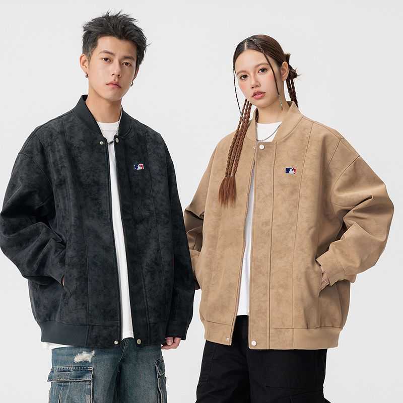 💰245。MLB/棒球大联盟春秋新款三色麂皮绒拼接情侣棒球服飞行夹克外套。
对待爆款我们从来都不会盲从 拼接系列绝对是会爆炸 海外款国内无售 ins点赞过万  
【小红书/快手各大网红流量款】
 面料采用定制麂皮绒保暖性十足  版型超级正 档次满满
麂皮绒每年的春秋都是备受喜爱的   这款外套可以说闭眼入   稳到没朋友 情侣街拍必备
颜色：黑   棕  卡其
尺码：M&mdash;3XL