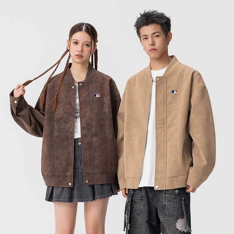 💰245。MLB/棒球大联盟春秋新款三色麂皮绒拼接情侣棒球服飞行夹克外套。
对待爆款我们从来都不会盲从 拼接系列绝对是会爆炸 海外款国内无售 ins点赞过万  
【小红书/快手各大网红流量款】
 面料采用定制麂皮绒保暖性十足  版型超级正 档次满满
麂皮绒每年的春秋都是备受喜爱的   这款外套可以说闭眼入   稳到没朋友 情侣街拍必备
颜色：黑   棕  卡其
尺码：M&mdash;3XL