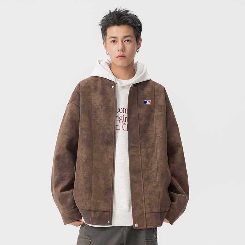 💰245。MLB/棒球大联盟春秋新款三色麂皮绒拼接情侣棒球服飞行夹克外套。
对待爆款我们从来都不会盲从 拼接系列绝对是会爆炸 海外款国内无售 ins点赞过万  
【小红书/快手各大网红流量款】
 面料采用定制麂皮绒保暖性十足  版型超级正 档次满满
麂皮绒每年的春秋都是备受喜爱的   这款外套可以说闭眼入   稳到没朋友 情侣街拍必备
颜色：黑   棕  卡其
尺码：M&mdash;3XL