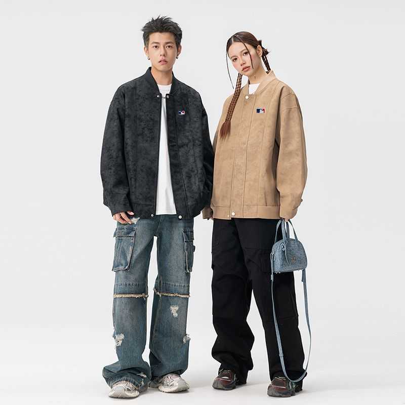 💰245。MLB/棒球大联盟春秋新款三色麂皮绒拼接情侣棒球服飞行夹克外套。
对待爆款我们从来都不会盲从 拼接系列绝对是会爆炸 海外款国内无售 ins点赞过万  
【小红书/快手各大网红流量款】
 面料采用定制麂皮绒保暖性十足  版型超级正 档次满满
麂皮绒每年的春秋都是备受喜爱的   这款外套可以说闭眼入   稳到没朋友 情侣街拍必备
颜色：黑   棕  卡其
尺码：M&mdash;3XL