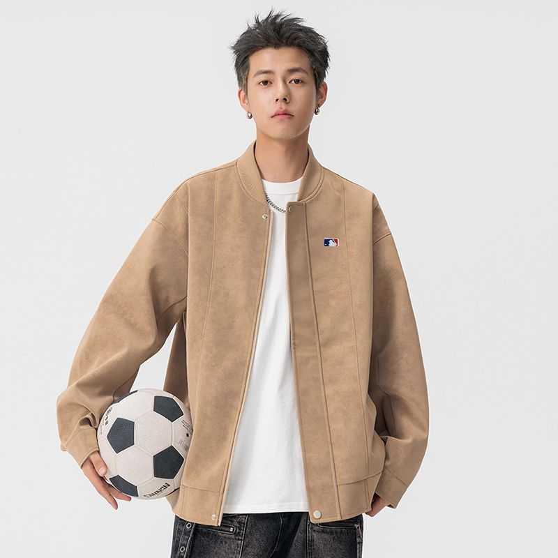 💰245。MLB/棒球大联盟春秋新款三色麂皮绒拼接情侣棒球服飞行夹克外套。
对待爆款我们从来都不会盲从 拼接系列绝对是会爆炸 海外款国内无售 ins点赞过万  
【小红书/快手各大网红流量款】
 面料采用定制麂皮绒保暖性十足  版型超级正 档次满满
麂皮绒每年的春秋都是备受喜爱的   这款外套可以说闭眼入   稳到没朋友 情侣街拍必备
颜色：黑   棕  卡其
尺码：M&mdash;3XL