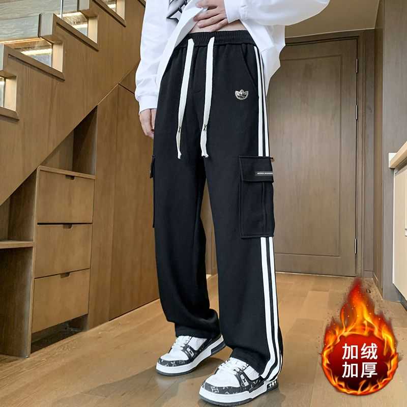 💰145。（双面奥粒绒）
Adidas三叶草大口袋工装三条杠双面奥粒绒直筒敞口卫裤。侧边三条杠元素加持中部大口袋设计，非常展。
修饰腿型 不臃肿 超级百搭的一款神裤
采用优质双面奥粒绒面料 柔软舒适
上身效果不用多说 细节满满
网红神裤，立体有型。两侧原厂定制织带，经典的拼色三杠设计，上身效果超级赞！
无论面料还是做工细节绝对碾压市面通货版本，潮男潮女穿搭必备的一条神裤，强烈推荐
颜色:黑色  灰色 
尺码：M-4XL