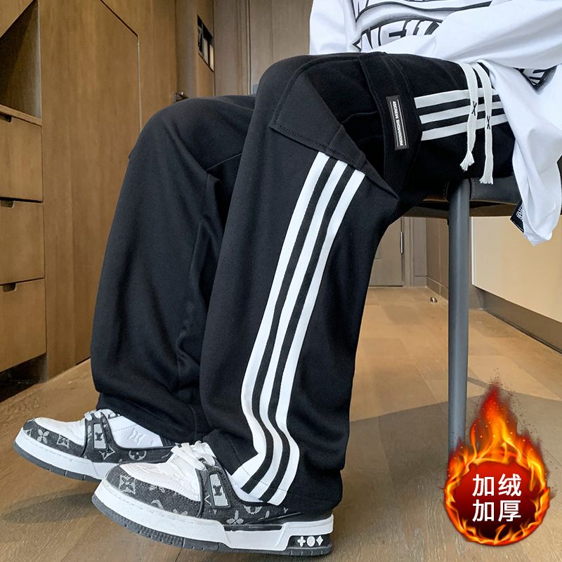 💰145。（双面奥粒绒）
Adidas三叶草大口袋工装三条杠双面奥粒绒直筒敞口卫裤。侧边三条杠元素加持中部大口袋设计，非常展。
修饰腿型 不臃肿 超级百搭的一款神裤
采用优质双面奥粒绒面料 柔软舒适
上身效果不用多说 细节满满
网红神裤，立体有型。两侧原厂定制织带，经典的拼色三杠设计，上身效果超级赞！
无论面料还是做工细节绝对碾压市面通货版本，潮男潮女穿搭必备的一条神裤，强烈推荐
颜色:黑色  灰色 
尺码：M-4XL