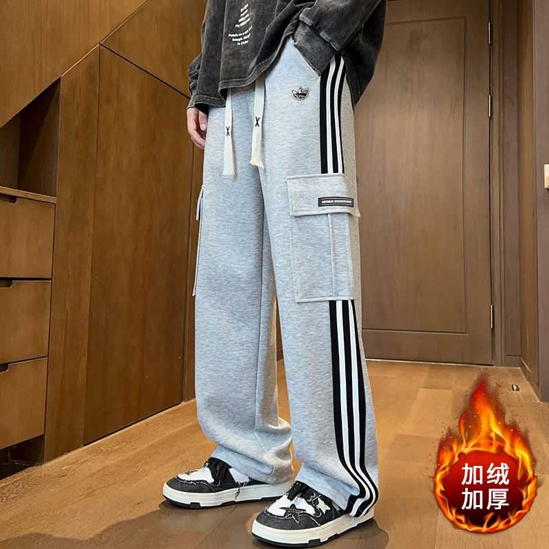 💰145。（双面奥粒绒）
Adidas三叶草大口袋工装三条杠双面奥粒绒直筒敞口卫裤。侧边三条杠元素加持中部大口袋设计，非常展。
修饰腿型 不臃肿 超级百搭的一款神裤
采用优质双面奥粒绒面料 柔软舒适
上身效果不用多说 细节满满
网红神裤，立体有型。两侧原厂定制织带，经典的拼色三杠设计，上身效果超级赞！
无论面料还是做工细节绝对碾压市面通货版本，潮男潮女穿搭必备的一条神裤，强烈推荐
颜色:黑色  灰色 
尺码：M-4XL