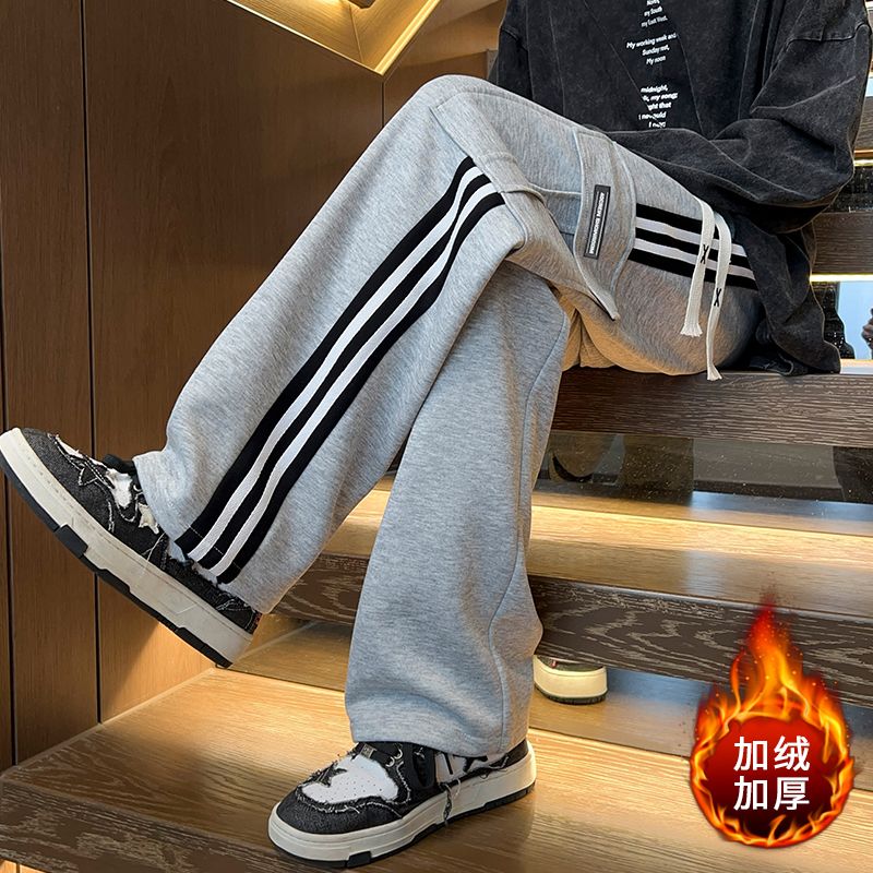 💰145。（双面奥粒绒）
Adidas三叶草大口袋工装三条杠双面奥粒绒直筒敞口卫裤。侧边三条杠元素加持中部大口袋设计，非常展。
修饰腿型 不臃肿 超级百搭的一款神裤
采用优质双面奥粒绒面料 柔软舒适
上身效果不用多说 细节满满
网红神裤，立体有型。两侧原厂定制织带，经典的拼色三杠设计，上身效果超级赞！
无论面料还是做工细节绝对碾压市面通货版本，潮男潮女穿搭必备的一条神裤，强烈推荐
颜色:黑色  灰色 
尺码：M-4XL