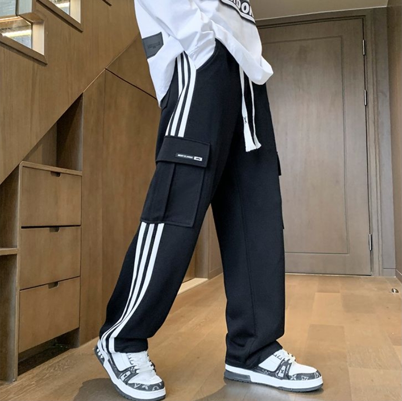 💰145。（双面奥粒绒）
Adidas三叶草大口袋工装三条杠双面奥粒绒直筒敞口卫裤。侧边三条杠元素加持中部大口袋设计，非常展。
修饰腿型 不臃肿 超级百搭的一款神裤
采用优质双面奥粒绒面料 柔软舒适
上身效果不用多说 细节满满
网红神裤，立体有型。两侧原厂定制织带，经典的拼色三杠设计，上身效果超级赞！
无论面料还是做工细节绝对碾压市面通货版本，潮男潮女穿搭必备的一条神裤，强烈推荐
颜色:黑色  灰色 
尺码：M-4XL