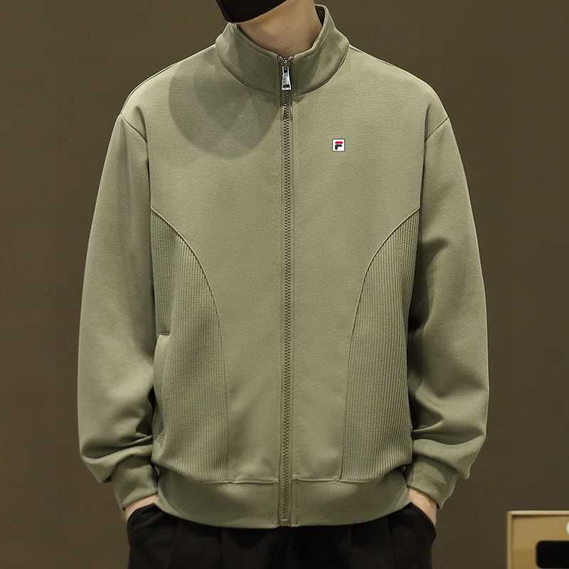 💰220。 FILA/斐乐春秋季专柜品质短款棒球领宽松工装夹克外套 。 全面升级，定制棉涤混纺工装面料，高品质好货推荐！全身重工多口袋套结工装设计，左胸口刺绣logo，简约不简单。上身舒适，有型。精致短款立领设计，非常有个性。外贸大厂做工保障 细节更是巧夺天工 到手见诚意oversize版型！
 颜色：黑  白  咖啡  绿
尺码：L&mdash;4XL