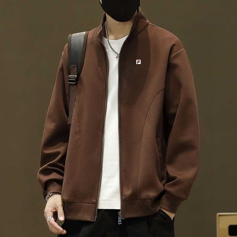 💰220。 FILA/斐乐春秋季专柜品质短款棒球领宽松工装夹克外套 。 全面升级，定制棉涤混纺工装面料，高品质好货推荐！全身重工多口袋套结工装设计，左胸口刺绣logo，简约不简单。上身舒适，有型。精致短款立领设计，非常有个性。外贸大厂做工保障 细节更是巧夺天工 到手见诚意oversize版型！
 颜色：黑  白  咖啡  绿
尺码：L&mdash;4XL