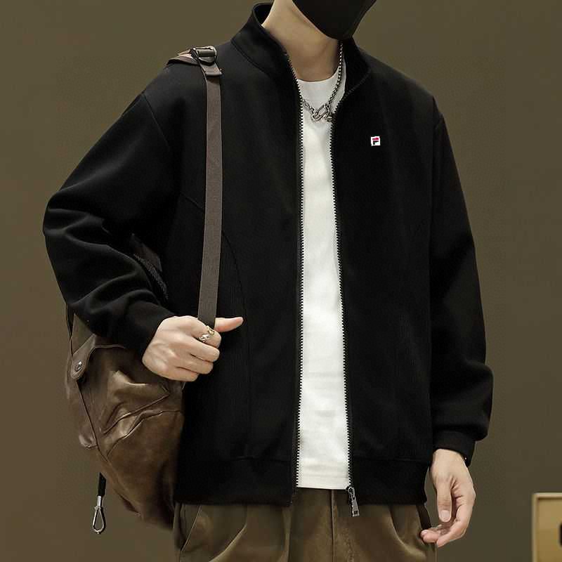 💰220。 FILA/斐乐春秋季专柜品质短款棒球领宽松工装夹克外套 。 全面升级，定制棉涤混纺工装面料，高品质好货推荐！全身重工多口袋套结工装设计，左胸口刺绣logo，简约不简单。上身舒适，有型。精致短款立领设计，非常有个性。外贸大厂做工保障 细节更是巧夺天工 到手见诚意oversize版型！
 颜色：黑  白  咖啡  绿
尺码：L&mdash;4XL