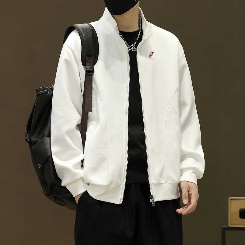 💰220。 FILA/斐乐春秋季专柜品质短款棒球领宽松工装夹克外套 。 全面升级，定制棉涤混纺工装面料，高品质好货推荐！全身重工多口袋套结工装设计，左胸口刺绣logo，简约不简单。上身舒适，有型。精致短款立领设计，非常有个性。外贸大厂做工保障 细节更是巧夺天工 到手见诚意oversize版型！
 颜色：黑  白  咖啡  绿
尺码：L&mdash;4XL