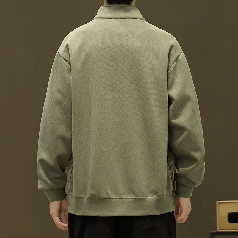 💰220。 FILA/斐乐春秋季专柜品质短款棒球领宽松工装夹克外套 。 全面升级，定制棉涤混纺工装面料，高品质好货推荐！全身重工多口袋套结工装设计，左胸口刺绣logo，简约不简单。上身舒适，有型。精致短款立领设计，非常有个性。外贸大厂做工保障 细节更是巧夺天工 到手见诚意oversize版型！
 颜色：黑  白  咖啡  绿
尺码：L&mdash;4XL