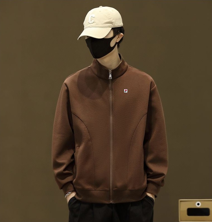 💰220。 FILA/斐乐春秋季专柜品质短款棒球领宽松工装夹克外套 。 全面升级，定制棉涤混纺工装面料，高品质好货推荐！全身重工多口袋套结工装设计，左胸口刺绣logo，简约不简单。上身舒适，有型。精致短款立领设计，非常有个性。外贸大厂做工保障 细节更是巧夺天工 到手见诚意oversize版型！
 颜色：黑  白  咖啡  绿
尺码：L&mdash;4XL