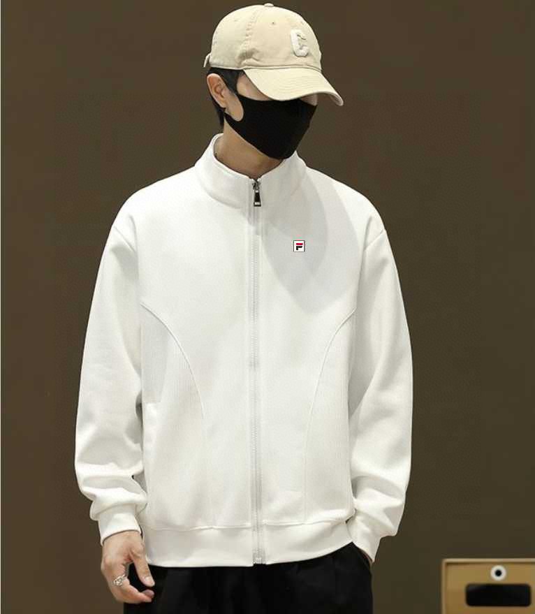 💰220。 FILA/斐乐春秋季专柜品质短款棒球领宽松工装夹克外套 。 全面升级，定制棉涤混纺工装面料，高品质好货推荐！全身重工多口袋套结工装设计，左胸口刺绣logo，简约不简单。上身舒适，有型。精致短款立领设计，非常有个性。外贸大厂做工保障 细节更是巧夺天工 到手见诚意oversize版型！
 颜色：黑  白  咖啡  绿
尺码：L&mdash;4XL