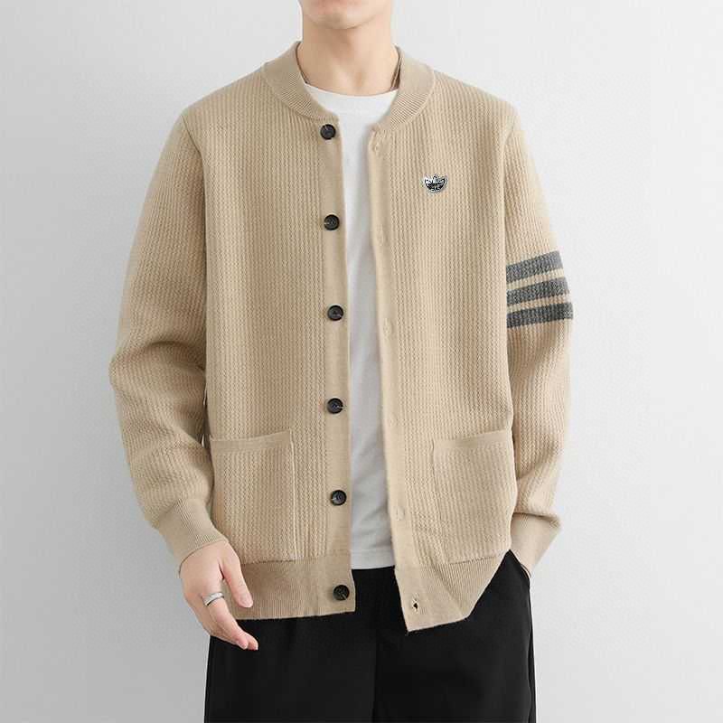 💰230。Adidas阿迪达斯春秋情侣款宽松复古休闲百搭三条杠慵懒针织毛衣开衫休闲外套纽扣门襟开衫。
采用新型针织面料，健康舒适。纽扣门襟开衫翻领设计，开衫设计是功能性很强的一款外套，非常舒适、方便。胸前刺绣小logo，高端定制材质，上身效果非常棒！男女都可以驾驭
颜色：黑  米  灰  咖啡
尺码：M&mdash;3XL